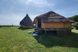 Hutte gîte — Séjour original avec spa à Gers à Riguepeu — vue intérieure