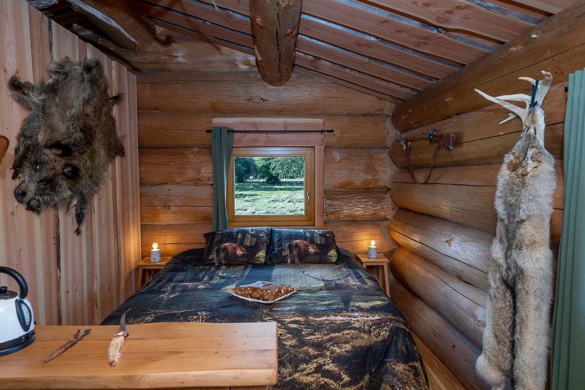 La Cabane Spa du Trappeur : une expérience unique en pleine nature à Chennegy — chambre