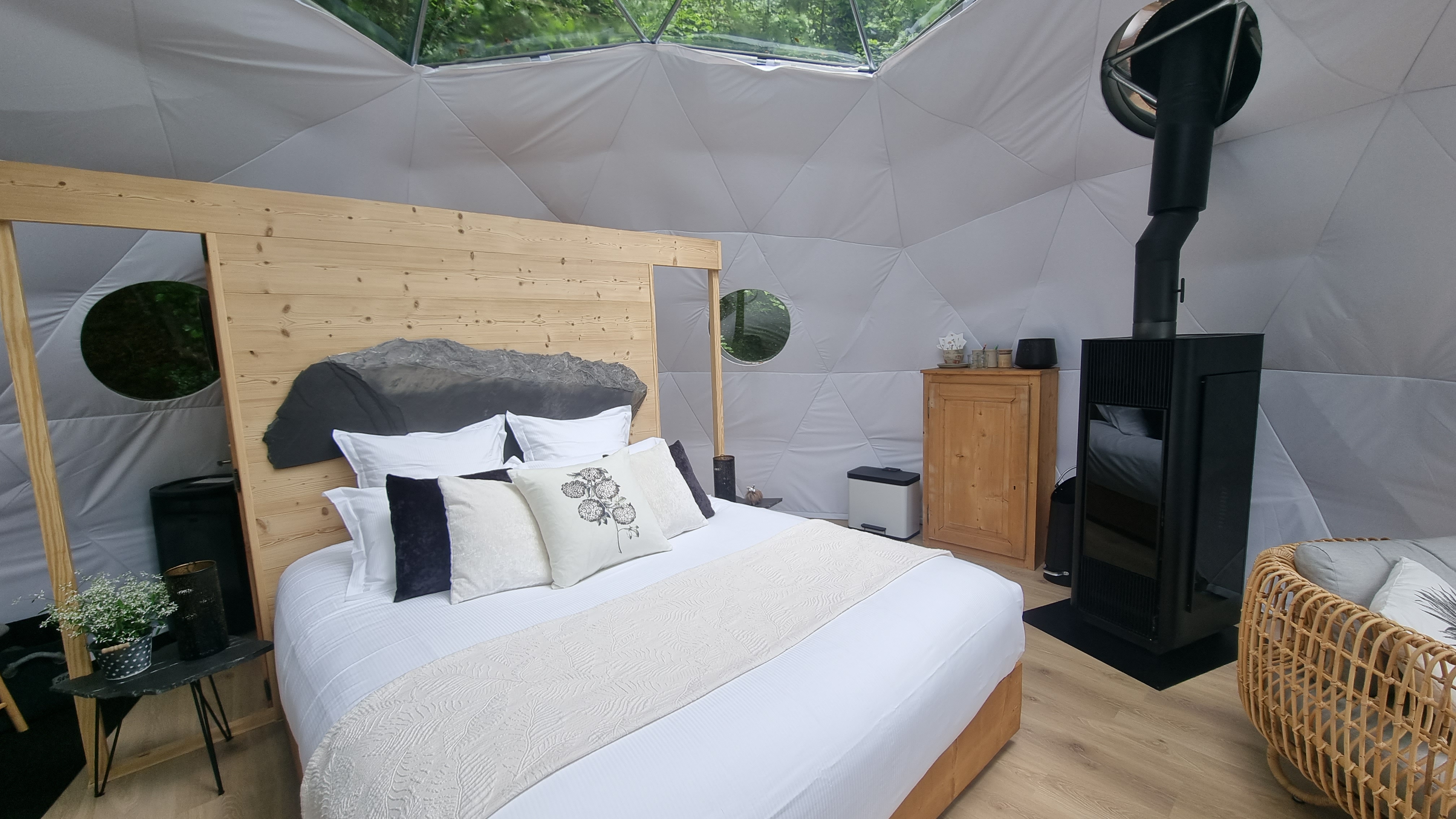 Dôme du Paradis — Nuit étoilée en Dôme avec spa en Haute-Savoie à Le Biot — espace de vie