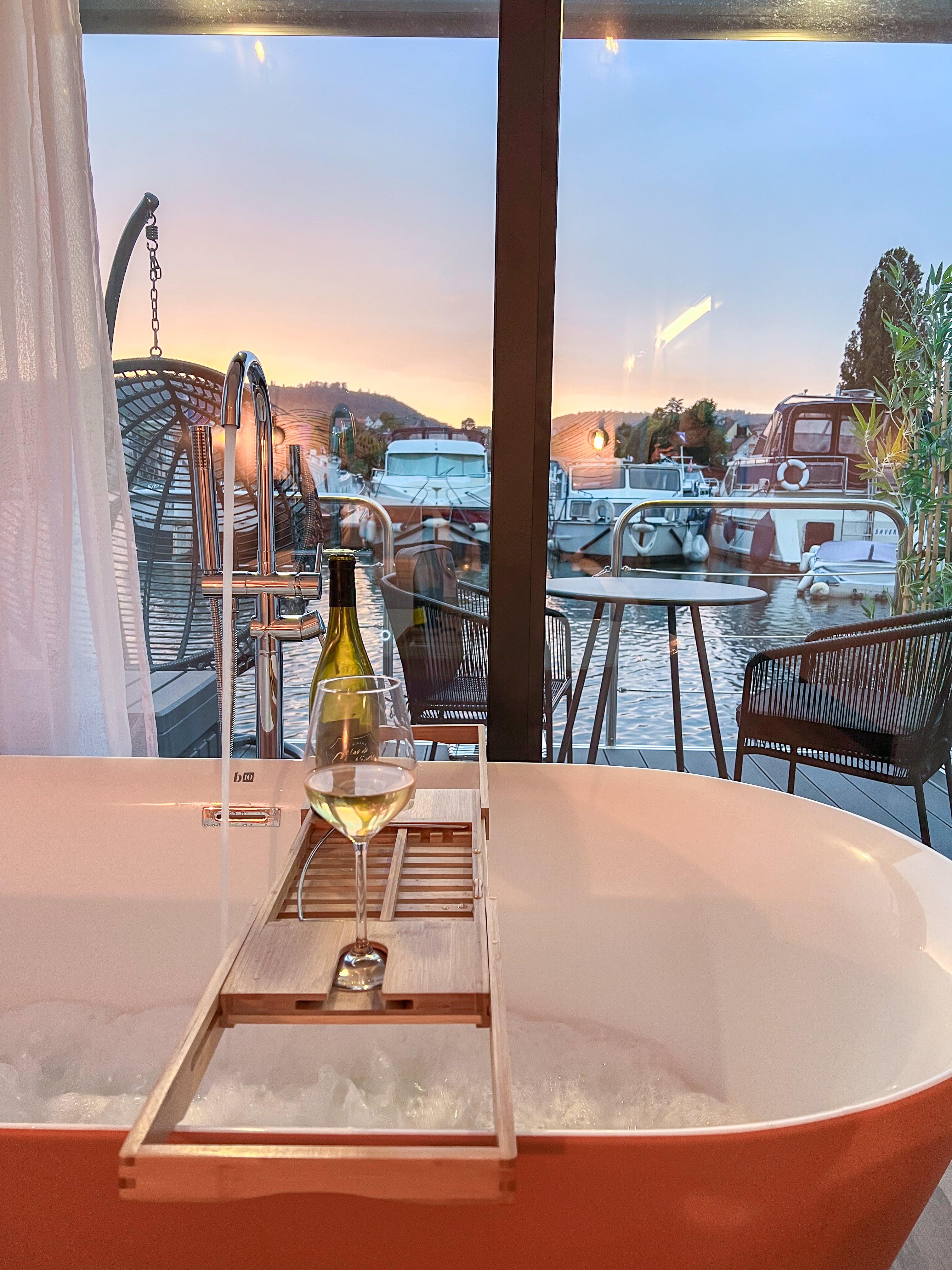 Évasion en Suite flottante Supérieure avec Balnéo en Alsace à Saverne — chambre