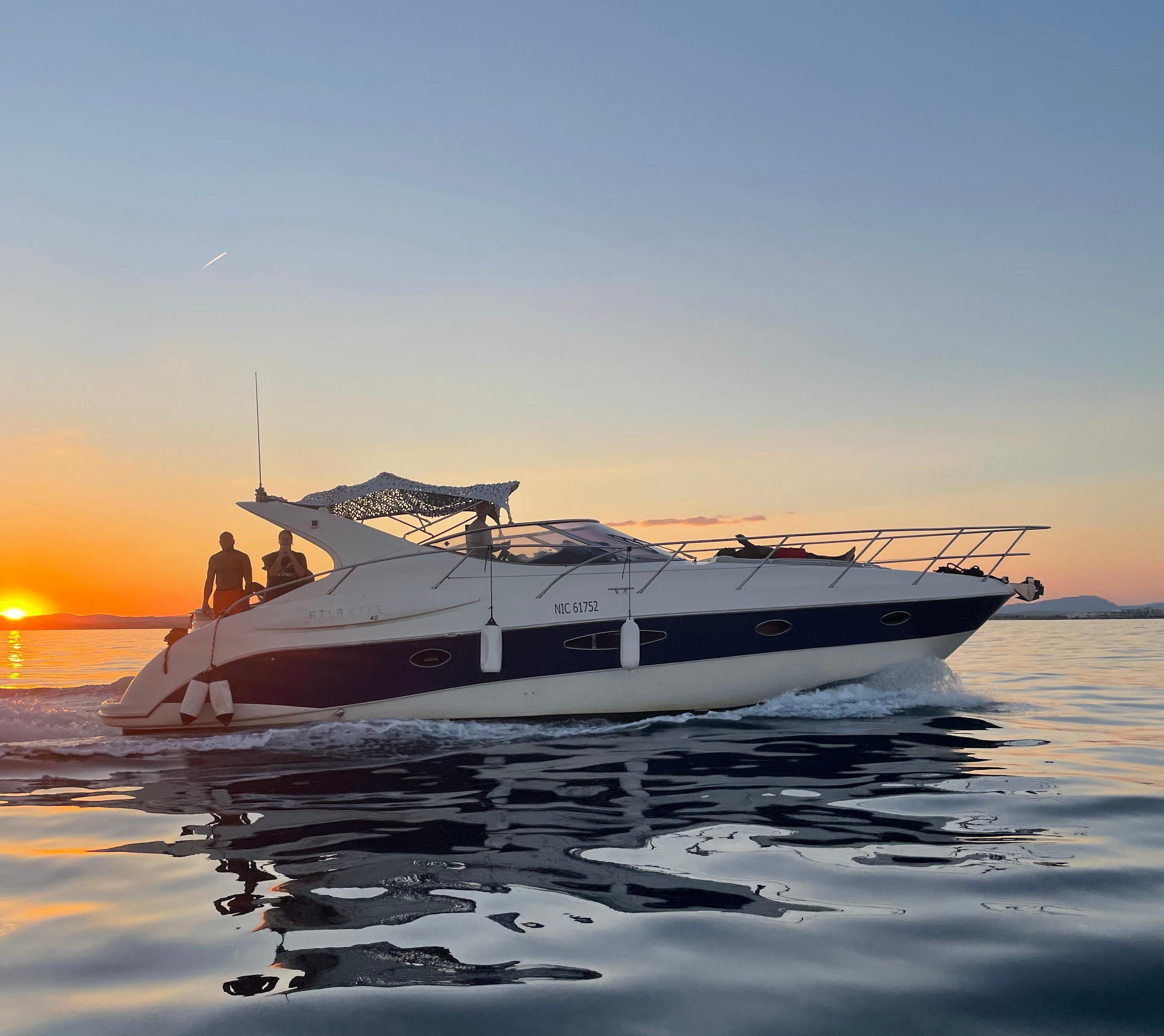 Harmonie Yacht — Péniche avec spa à Carnon (Hérault) à Mauguio — espace de vie