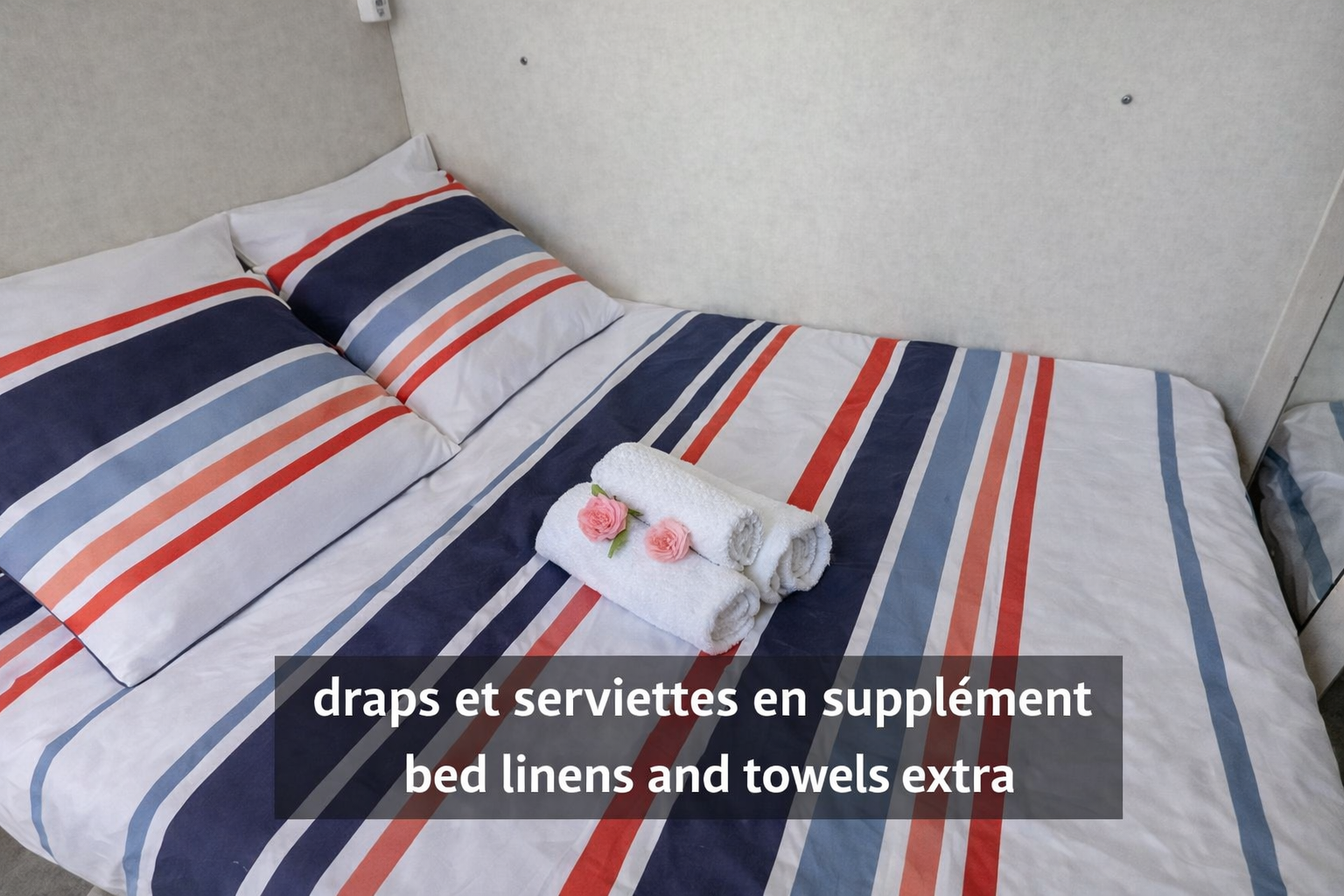 Le Cottage Flottant Insolite — Maison flottante avec jacuzzi à Côte-d'Or à Dijon — salle de bain