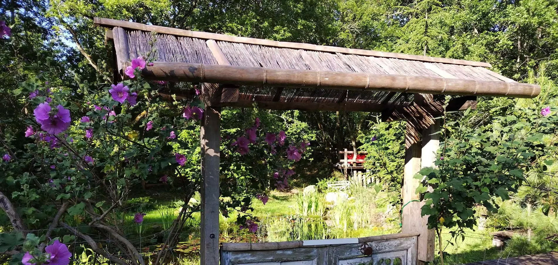 La Roulotte de l'Echappée Sauvage — Séjour relaxant avec spa à Lot-et-Garonne à Agen — détail architectural