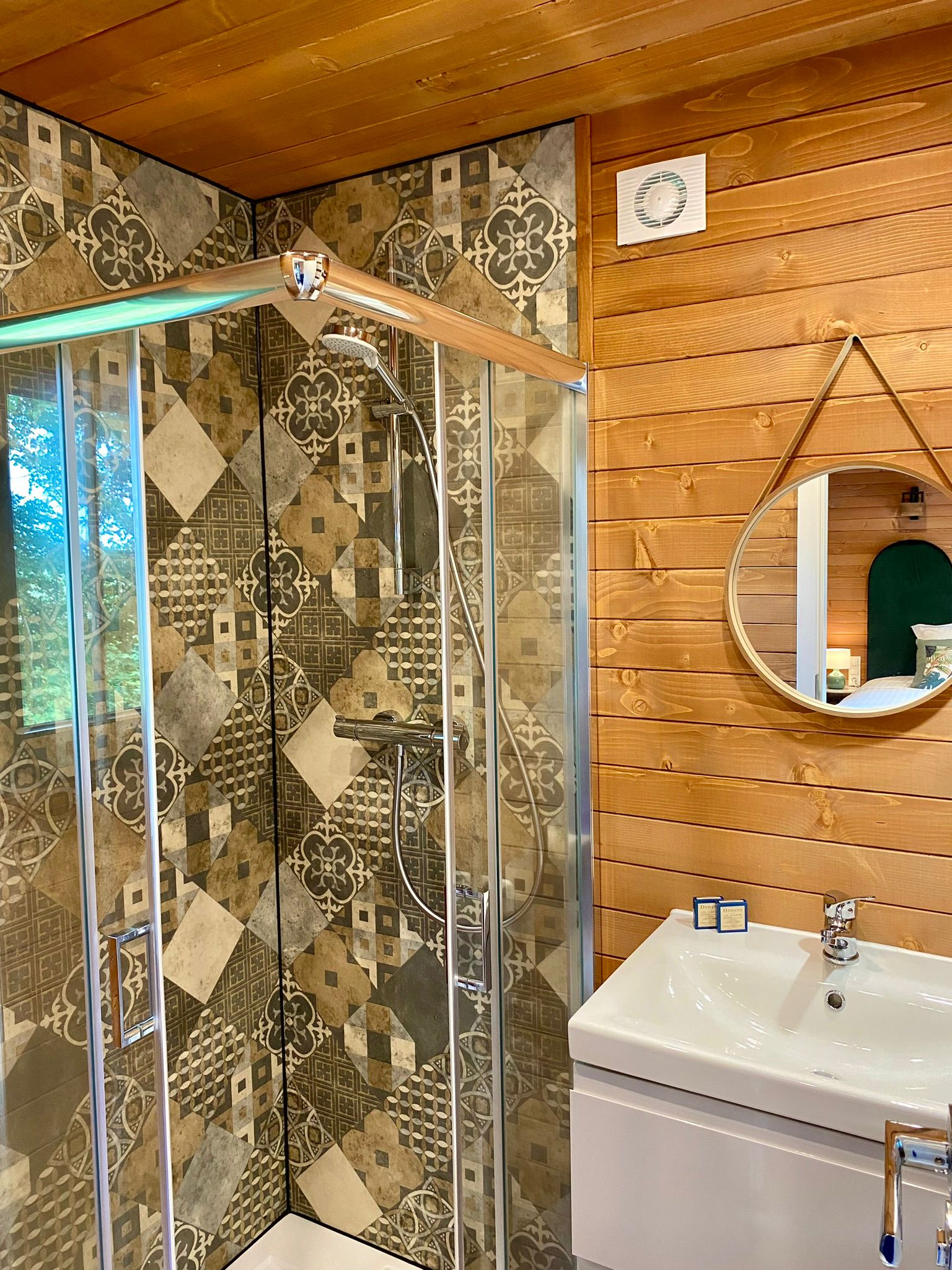 Les Lodges de Vaugrigneuse — Cabane avec spa à Vaugrigneuse à Vaugrigneuse — espace de vie