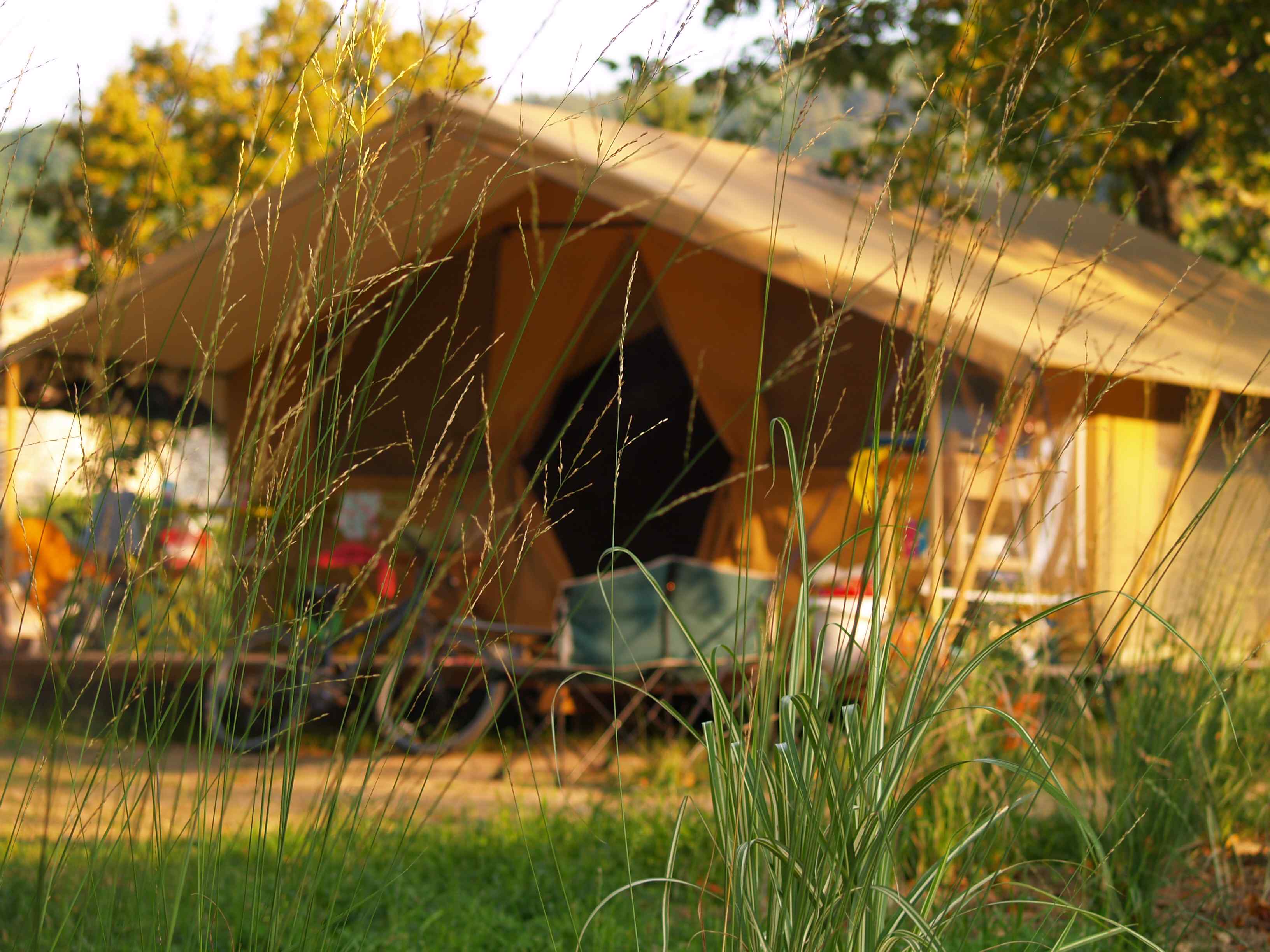 La Tente Canadienne : une expérience immersive en pleine nature à Chamalières-Sur-Loire — vue intérieure