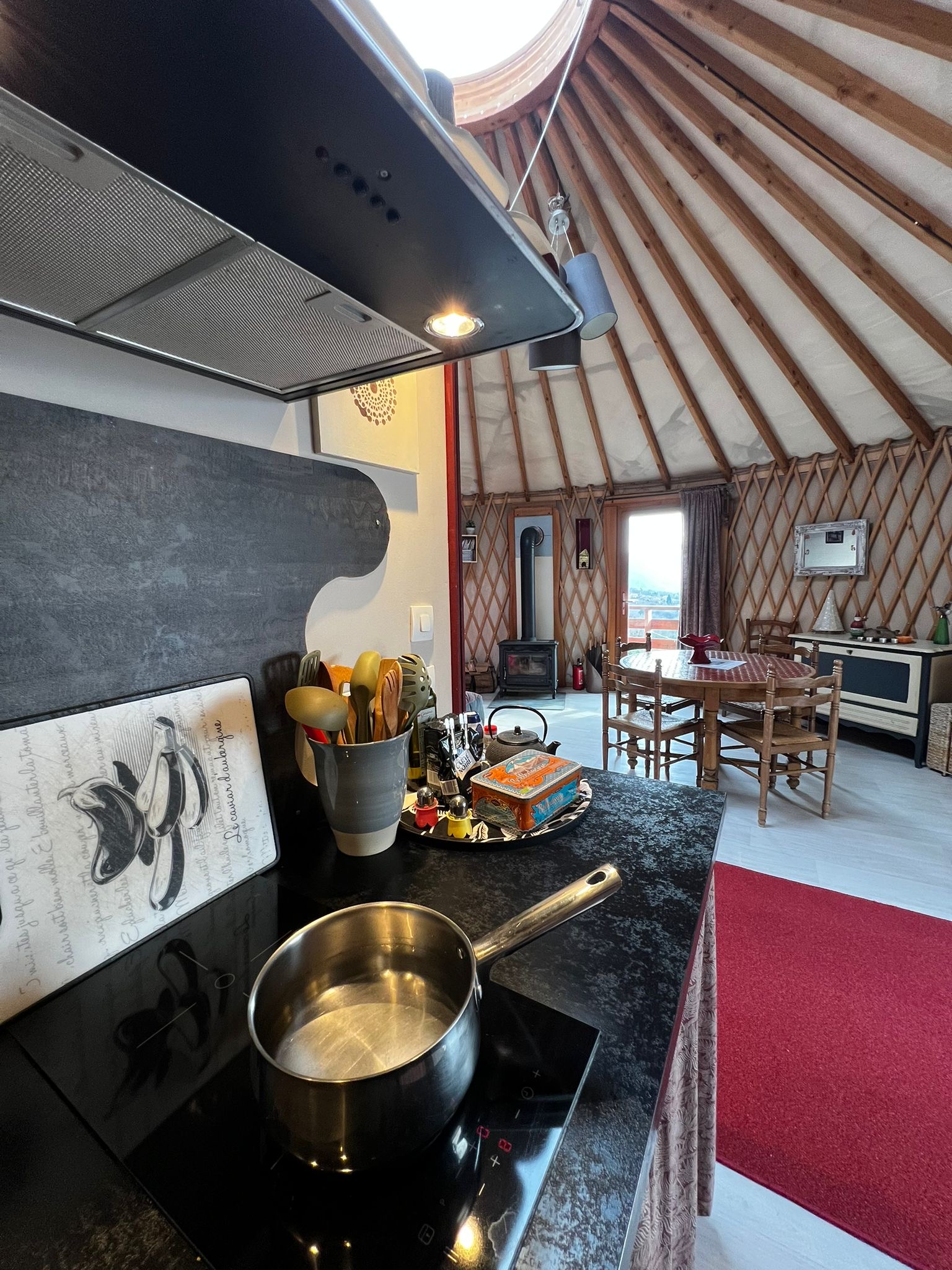 Yourte avec Spa privé — Séjour relaxant à l'Isère à Saint-Quentin-sur-Isère — détail architectural