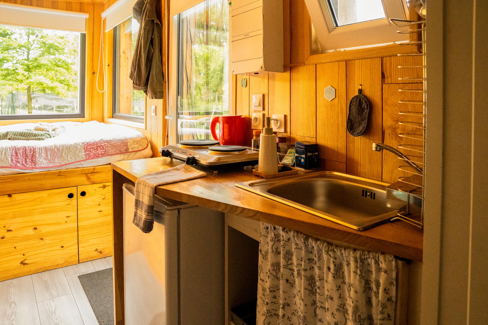 L’Escargoterie de la Forge : une immersion champêtre en Tiny House à Uzemain — vue depuis la terrasse