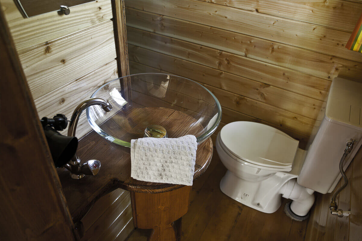 Roulotte Vercors — Séjour bien-être avec spa à Vercors (Drôme) à Saint-Jean-En-Royans — détail architectural