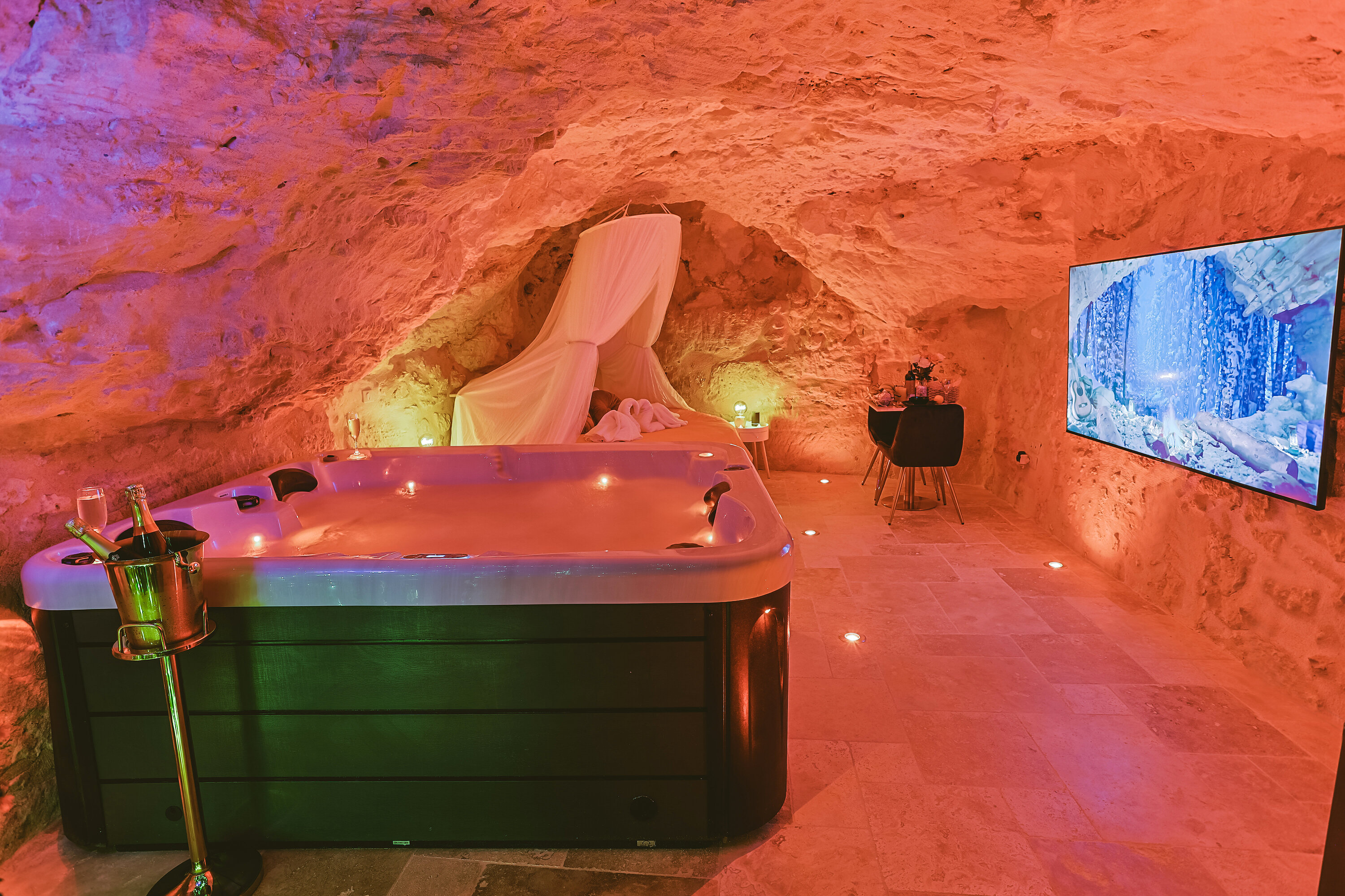 La Grotte Fleurie & Spa — Maison troglodyte avec jacuzzi en Dordogne à Alles-sur-Dordogne — salle de bain
