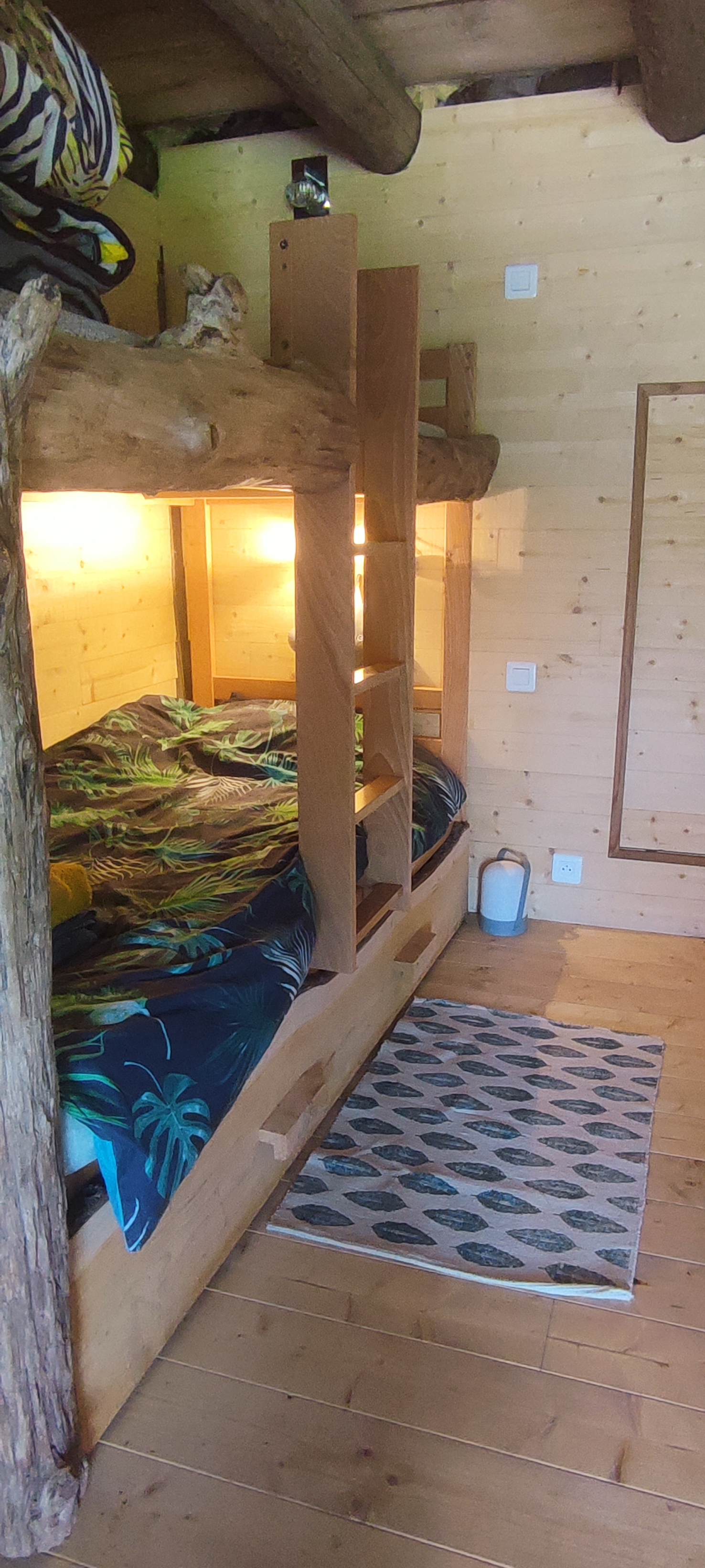 La cabane végétalisée : une maison de hobbit en pleine nature à Le Monastère — détail architectural