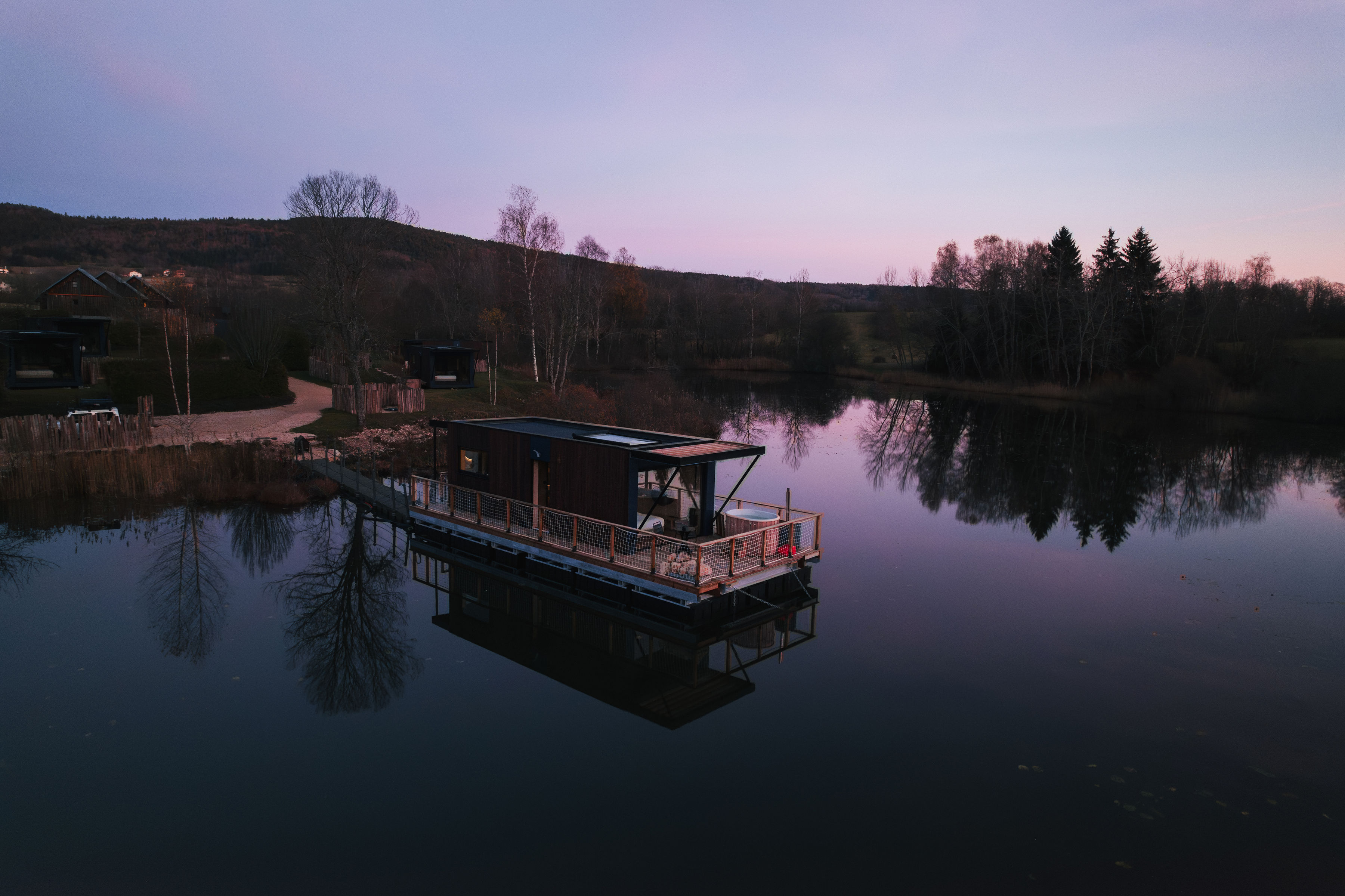 Un lodge sur l'eau avec spa privatif en Rhône-Alpes à Plateau D'hauteville — espace de vie