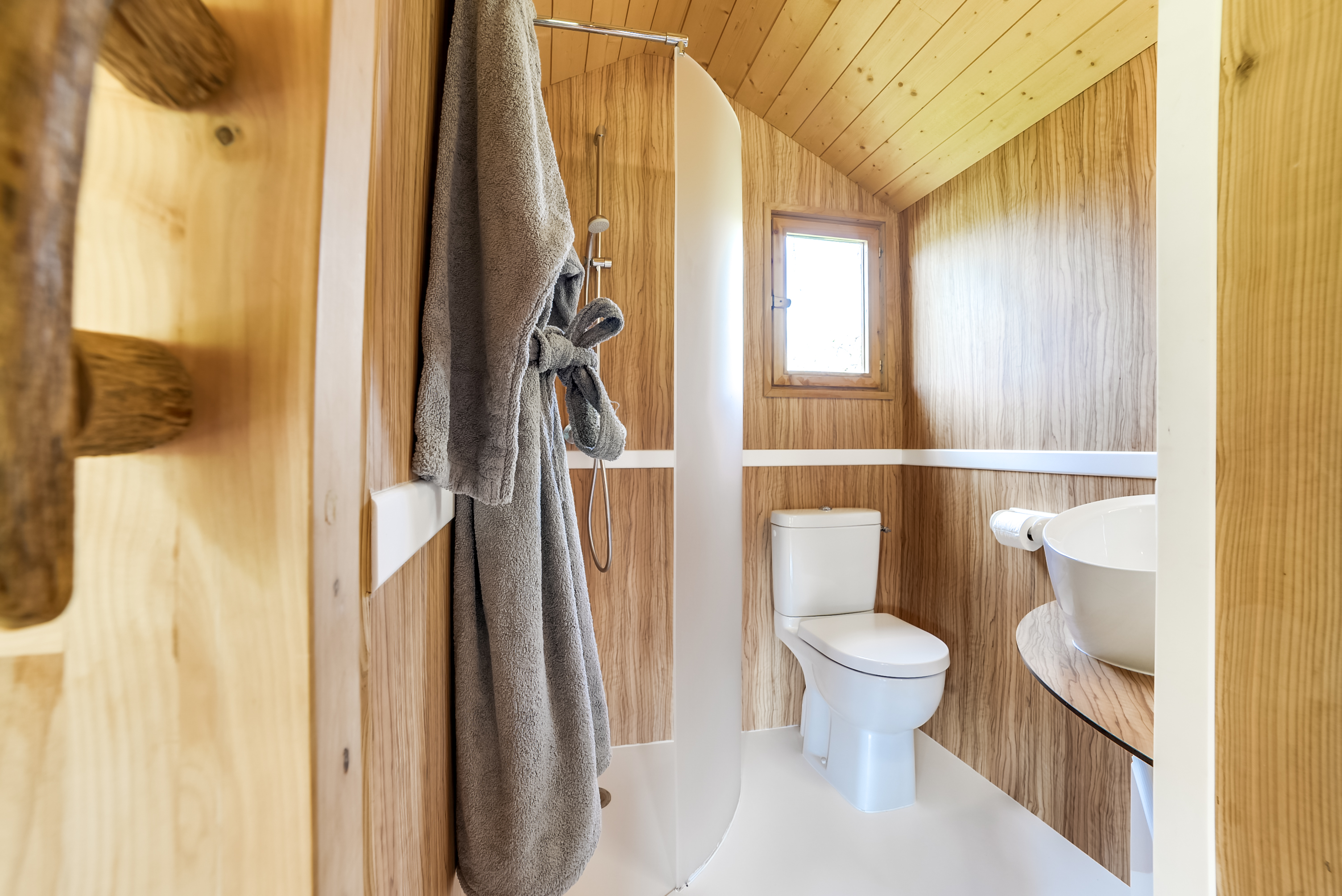 Cabane Spa des Tilleuls : une évasion dans les arbres à Corcelle-Mieslot — environnement naturel