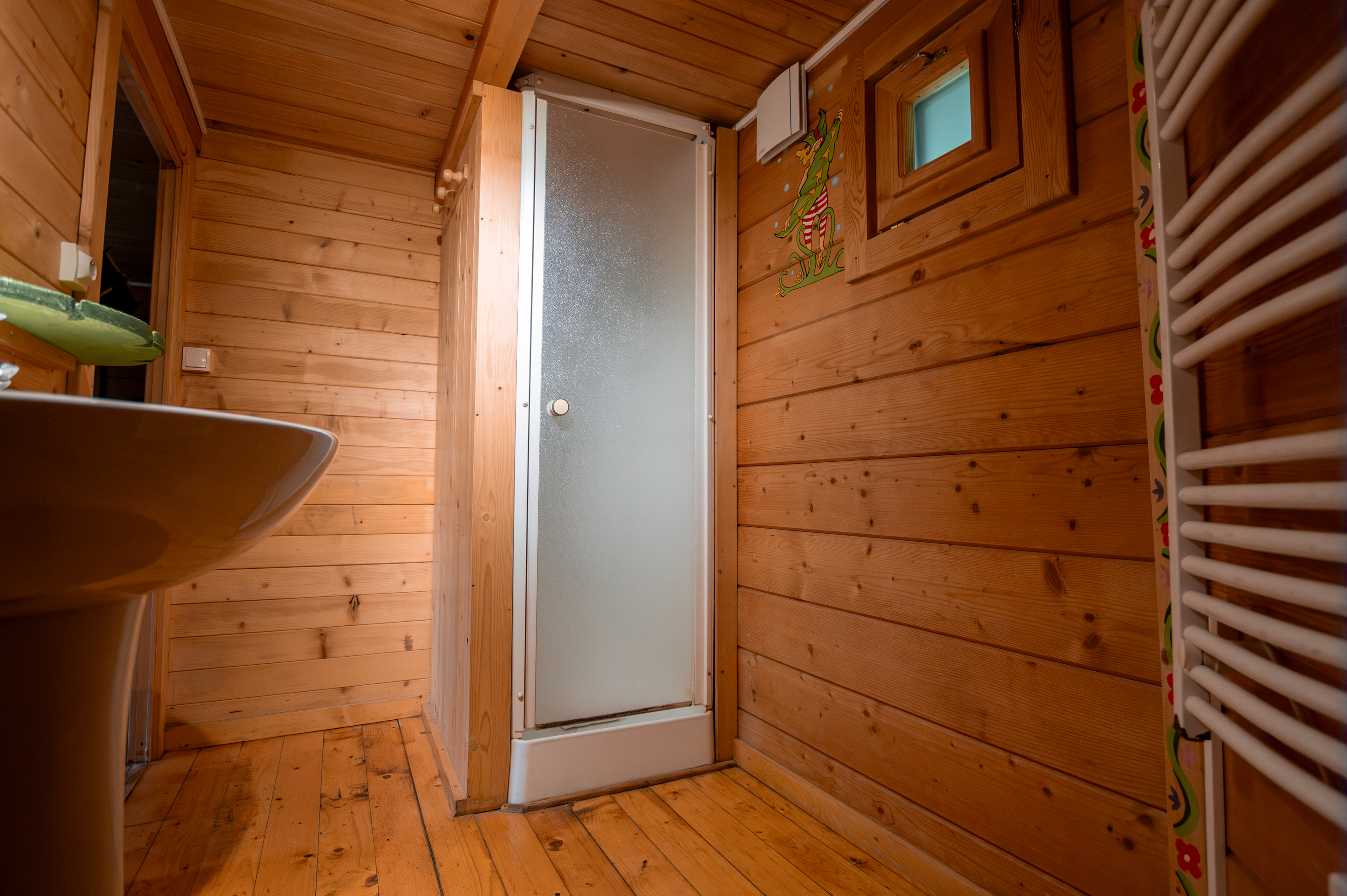 Yourte Isba — Hébergement insolite avec spa à Dienné (Vienne) à Dienné — salle de bain