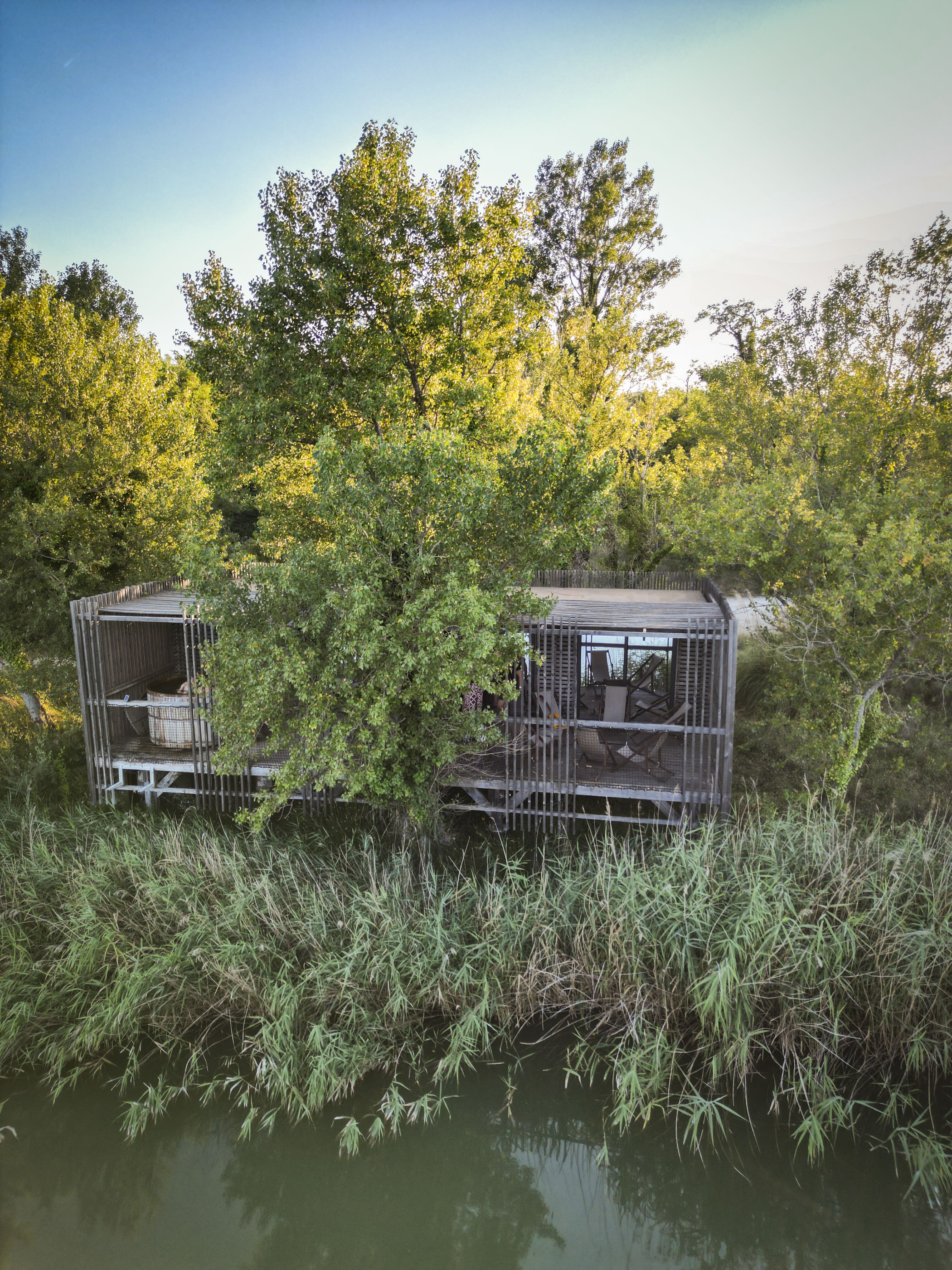Cabane Spa Bohème : une expérience unique sur pilotis à Sorgues — espace de vie