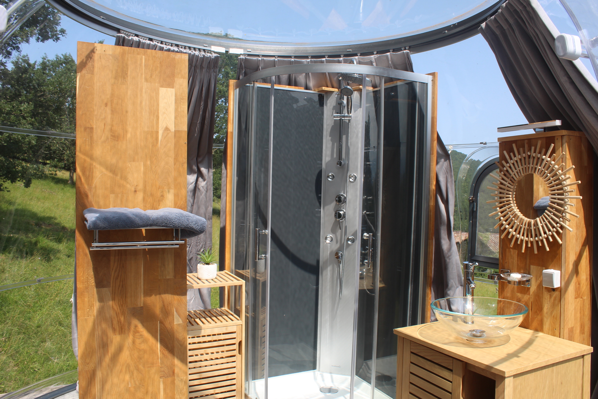 Bulle face aux Pyrénées ! — Nuit insolite avec spa à Haute-Garonne à Toulouse — vue depuis la terrasse