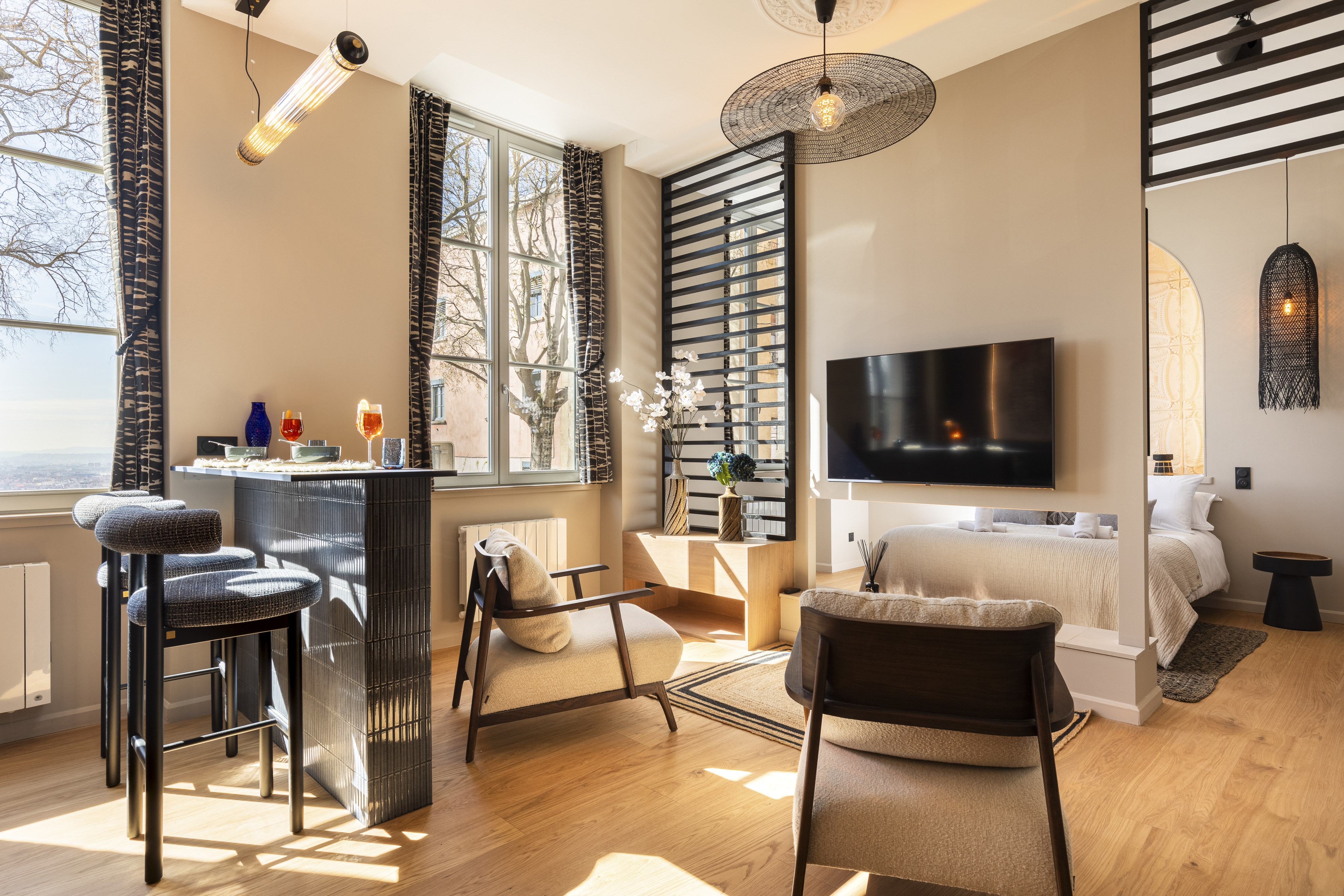 Une expérience immersive dans une suite de luxe avec spa et cinéma — Suite à Lyon