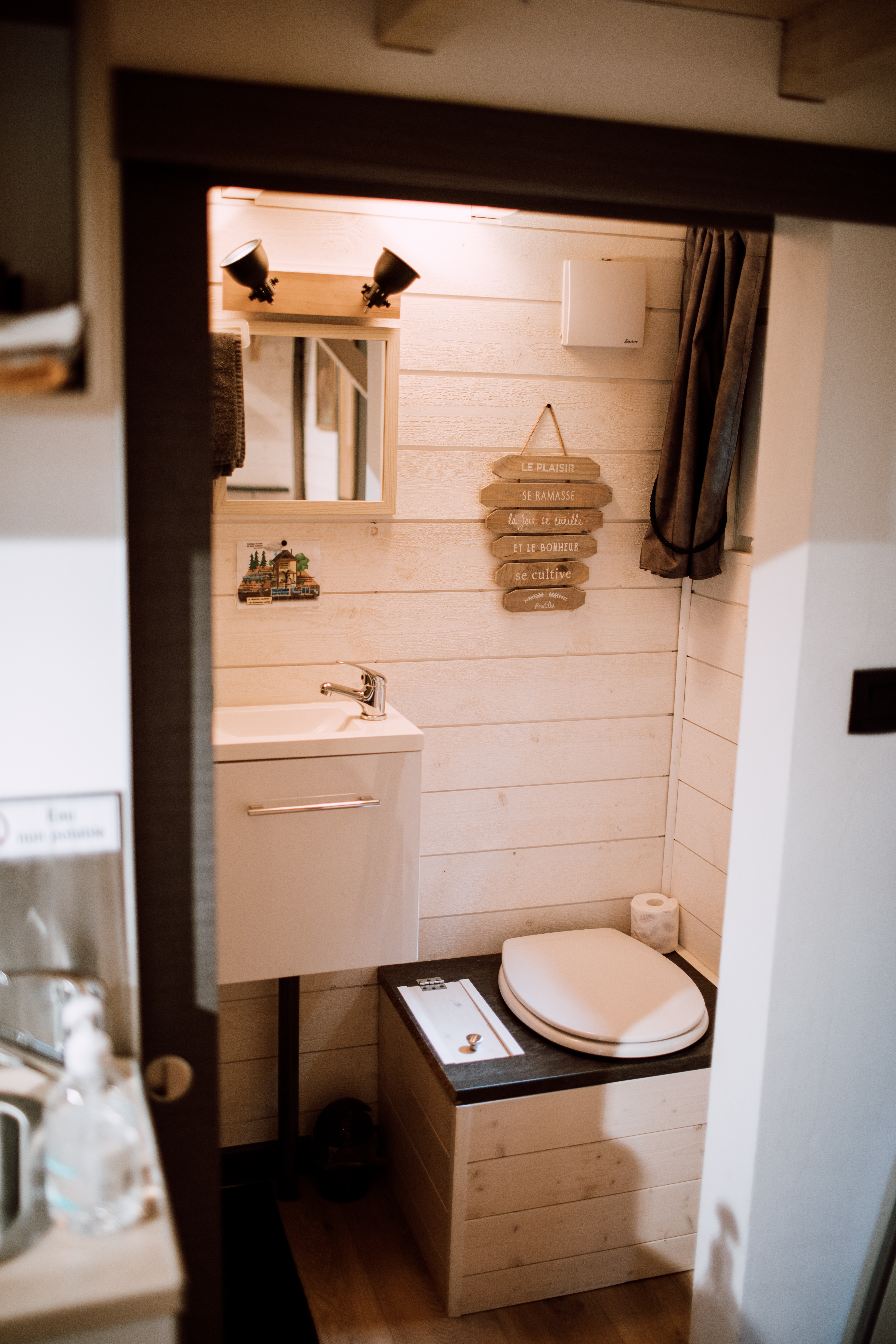 Tiny House La Bûcheronne — Séjour insolite avec spa à Épinal (Vosges) à Épinal — salle de bain