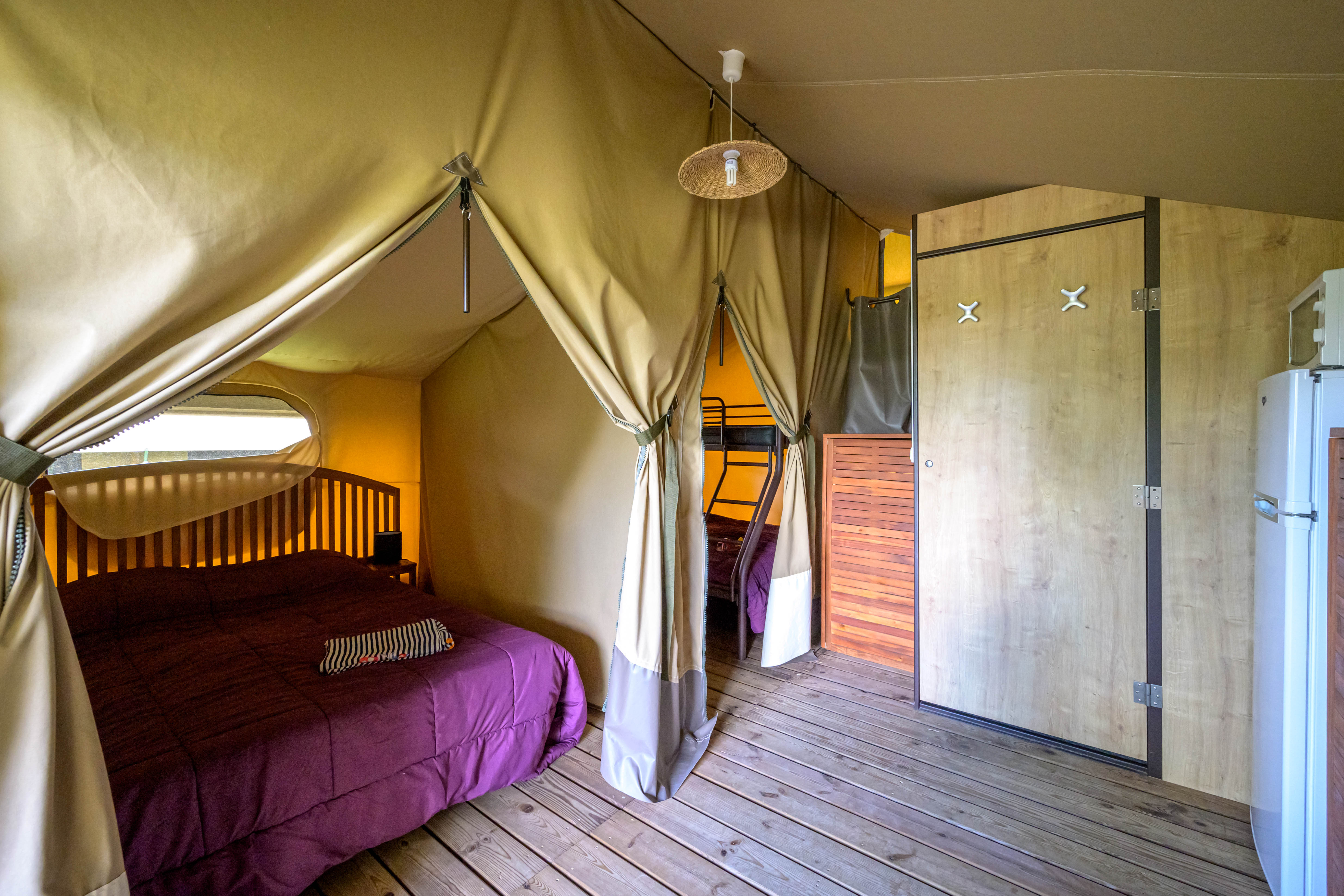 Lodge Kenya Confort — Tente lodge avec spa à Hauterives (Drôme) à Hauterives — espace de vie