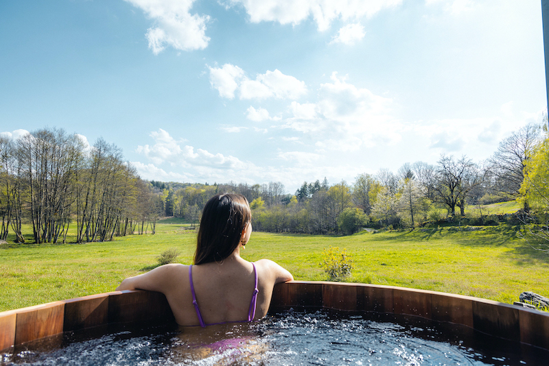 Lodge Spa privatif Songe : une évasion sensorielle en Auvergne à Marchal — vue depuis la terrasse