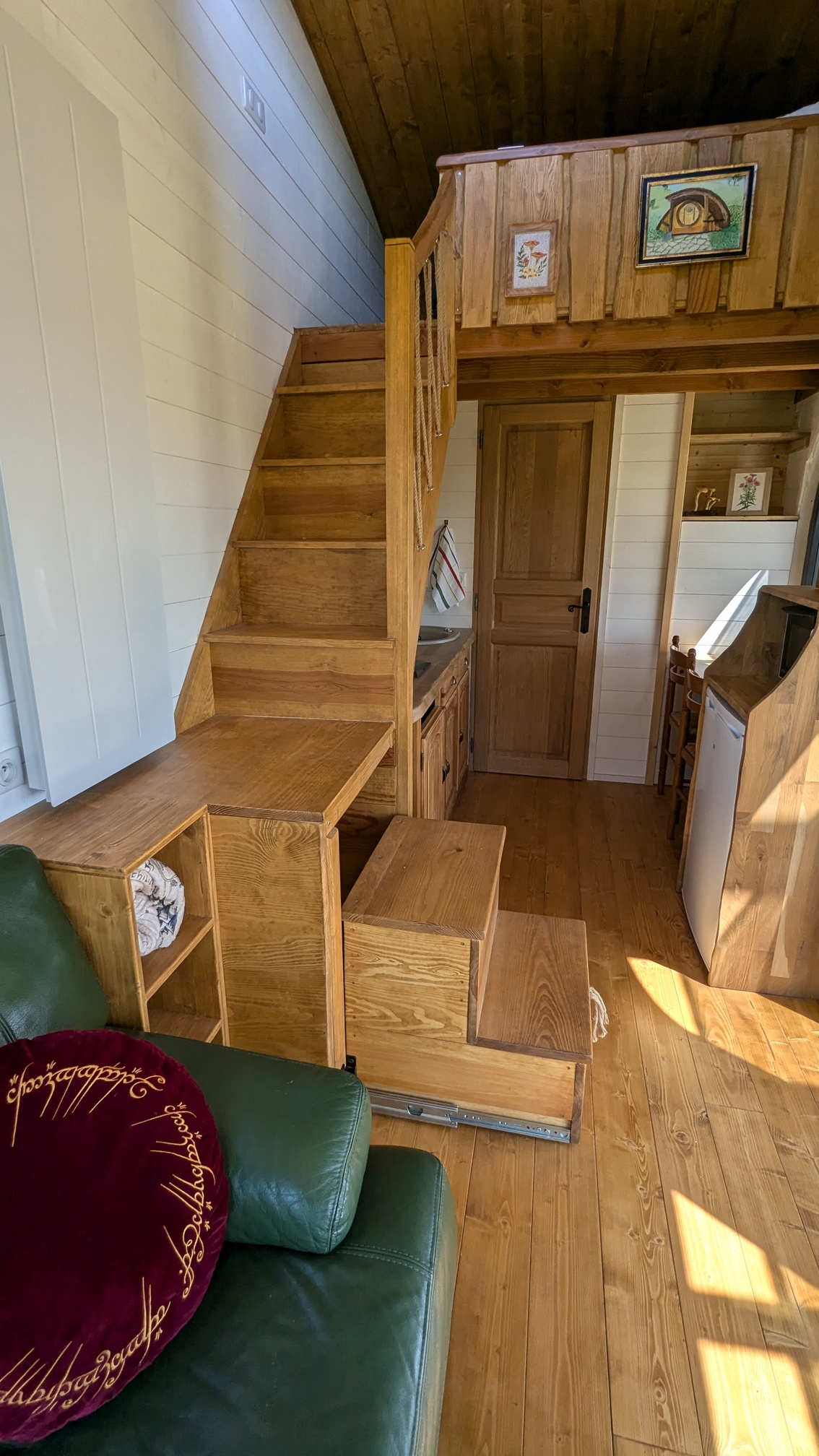 Le Foyer de Bilbo : une escapade insolite en tiny house à Saint Pierre Roche — environnement naturel
