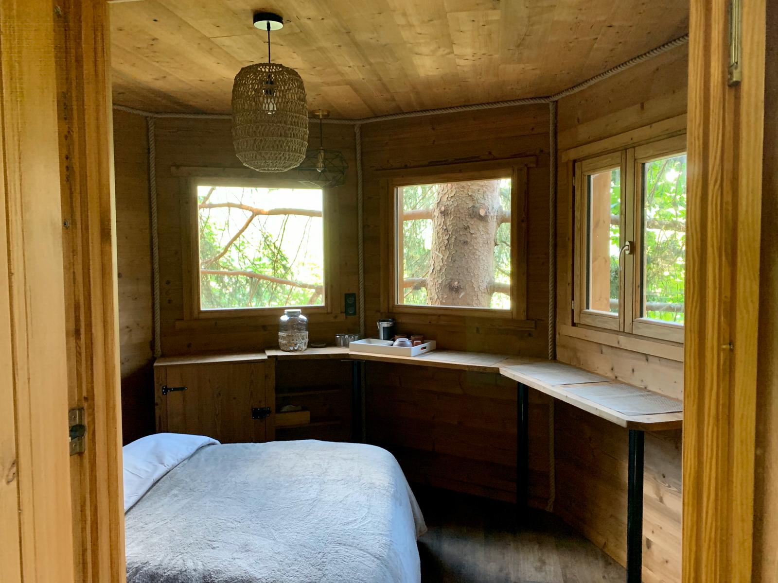 La Cabane dans les arbres de Valmo'Insolite — Nuit perchée à 4m en Savoie à Les Avanchers-Valmorel — environnement naturel