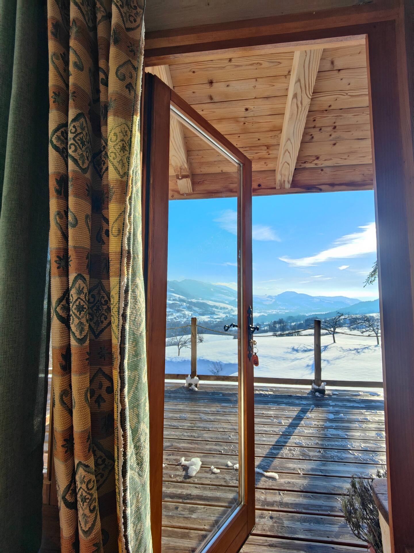 Refuge insolite avec vue panoramique — Maison authentique en Haute-Savoie à Burdignin — espace de vie