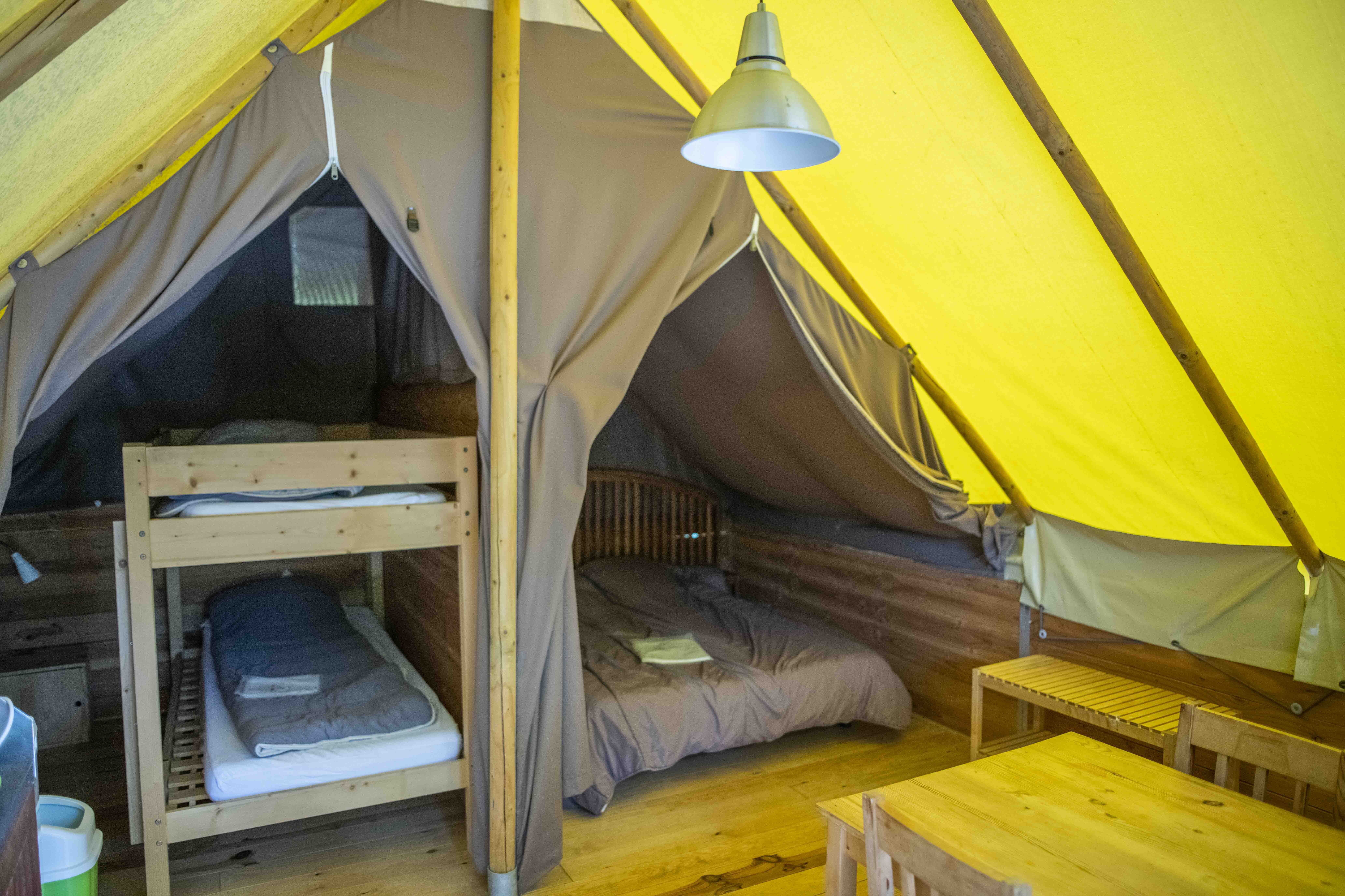 Tente LODGE 1/4 pers. — Confort en pleine nature à Vaucluse à Isle Sur La Sorgue — espace de vie