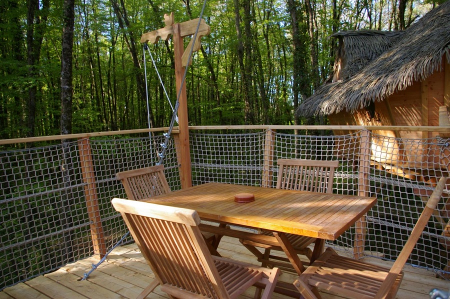 Cabane des Écureuils : une immersion dans les arbres à Magné — espace de vie