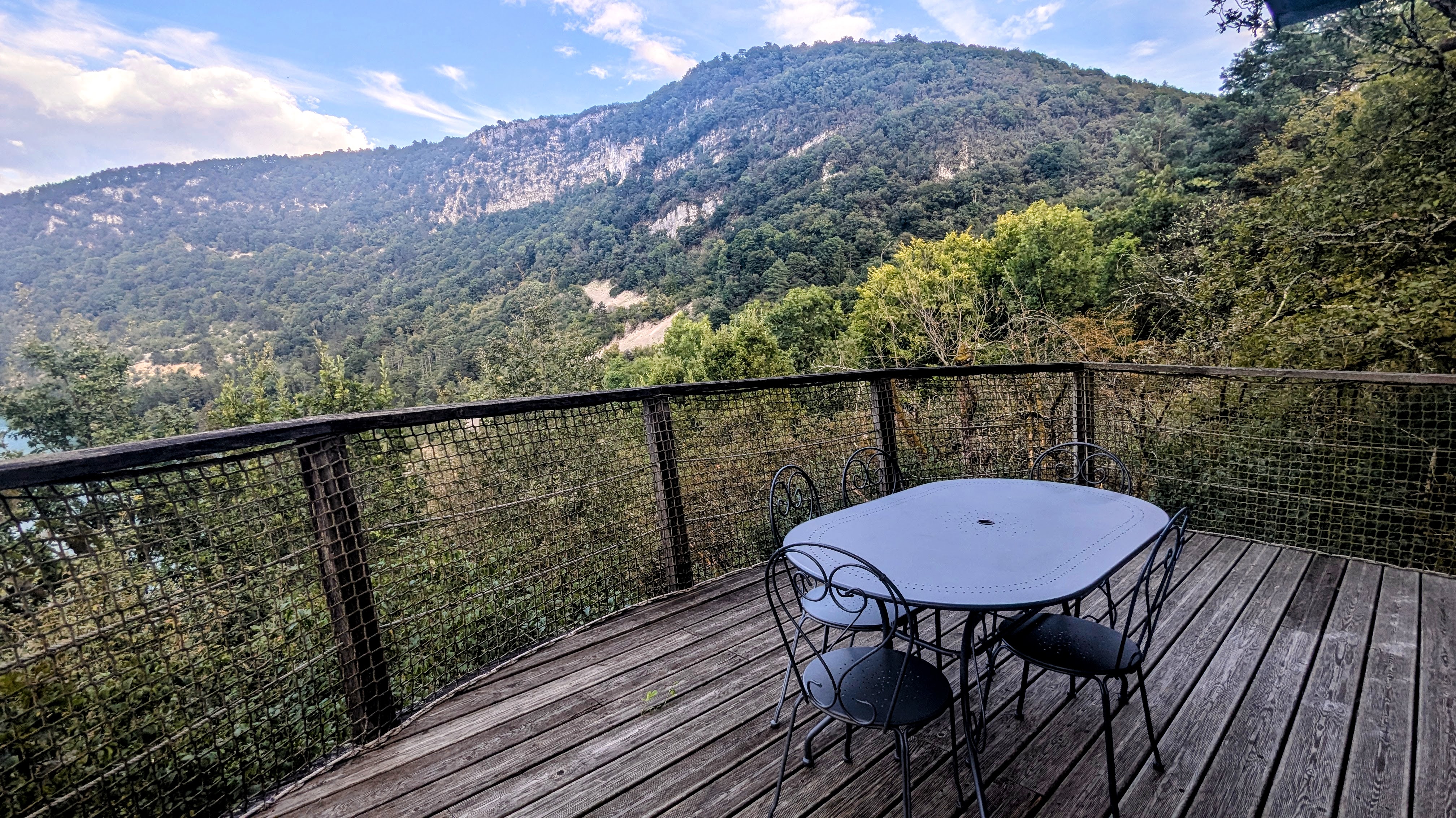 Lodge La Fustière — Cabane sur pilotis avec SPA à Ain à Serrières-Sur-Ain — chambre
