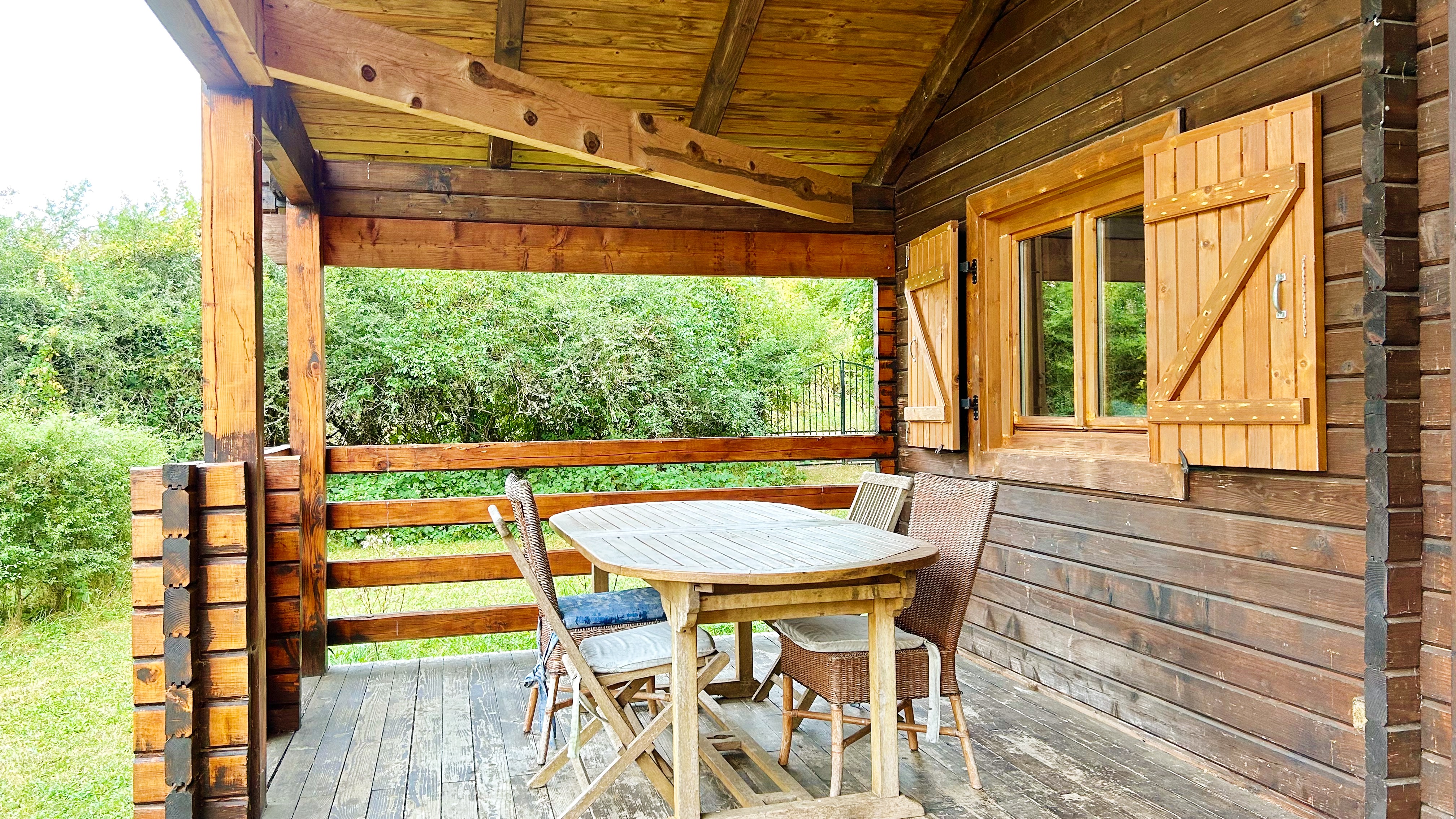 Chalet Edelweiss — Chalet avec véranda panoramique à Dordogne à Alles-sur-Dordogne — vue depuis la terrasse