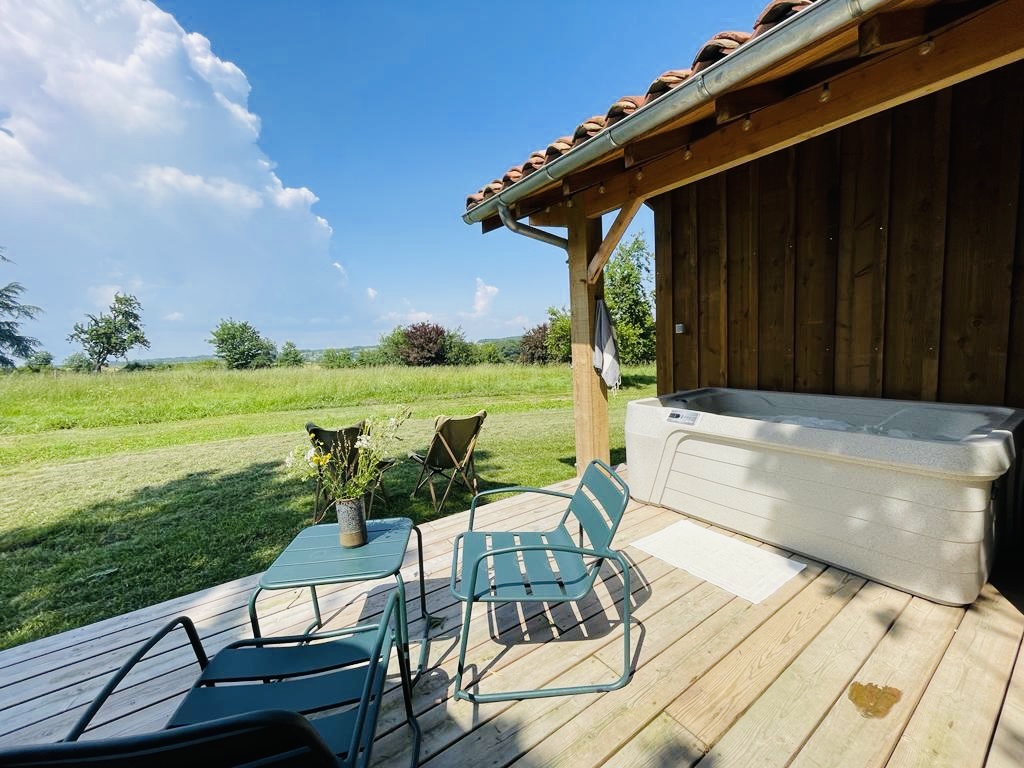 Cèdre dôme géodésique & Spa : une évasion sensorielle en Midi-Pyrénées à Lagraulet Du Gers — environnement naturel