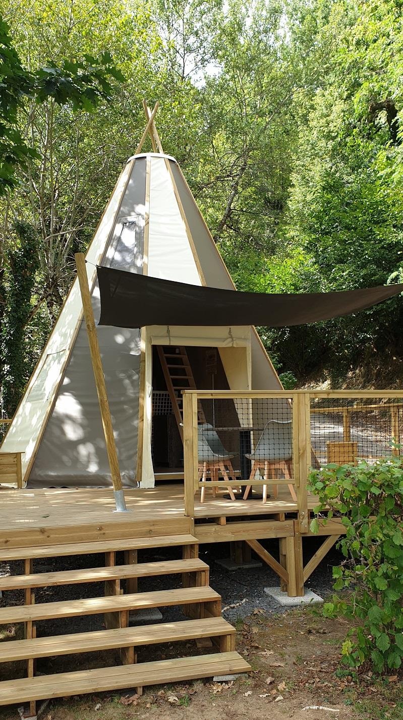 Un tipi enchanteur au cœur des Midi-Pyrénées à Thérondels — vue depuis la terrasse