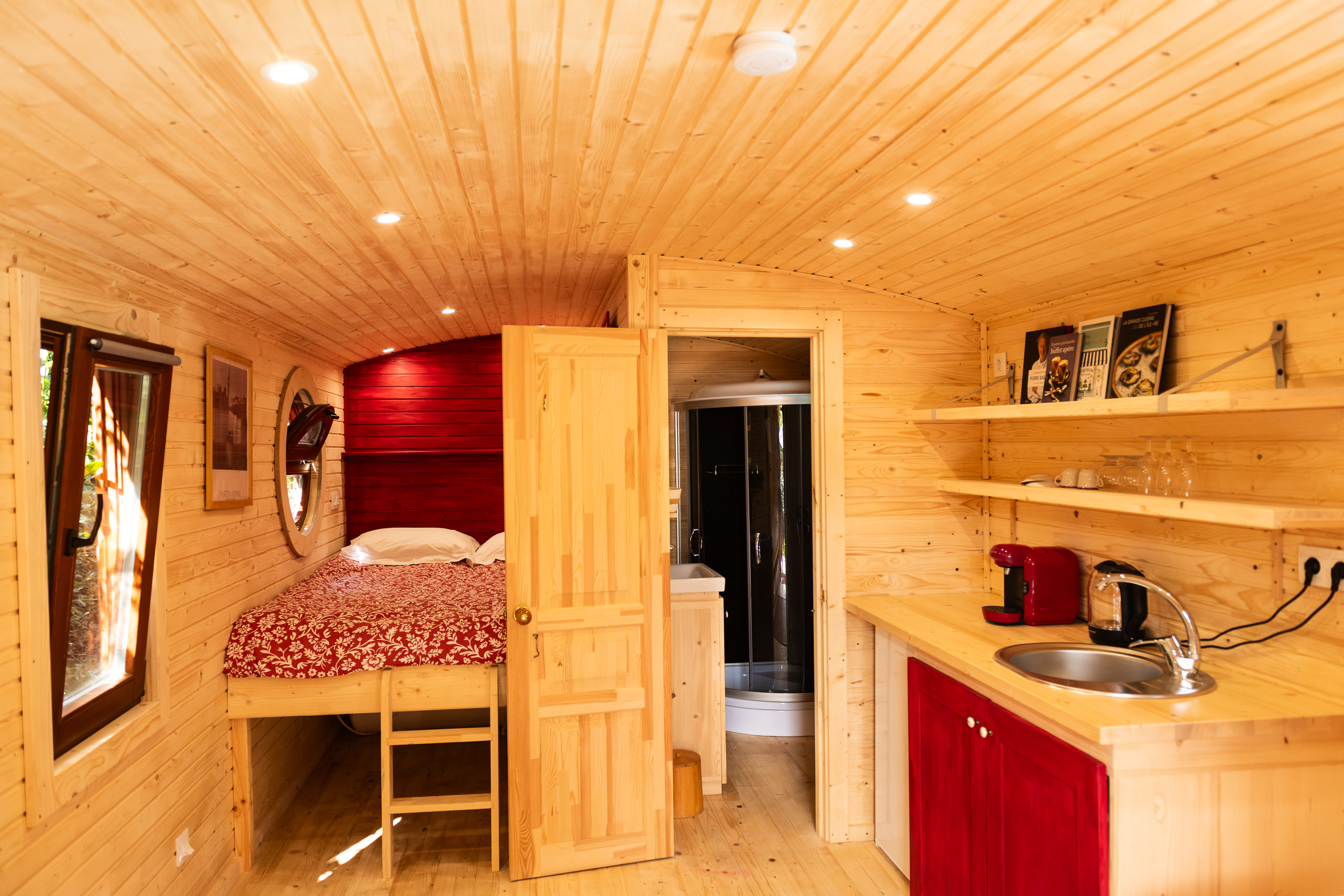Évasion bohème dans une roulotte en Poitou-Charentes à Le Gue D'allere — chambre
