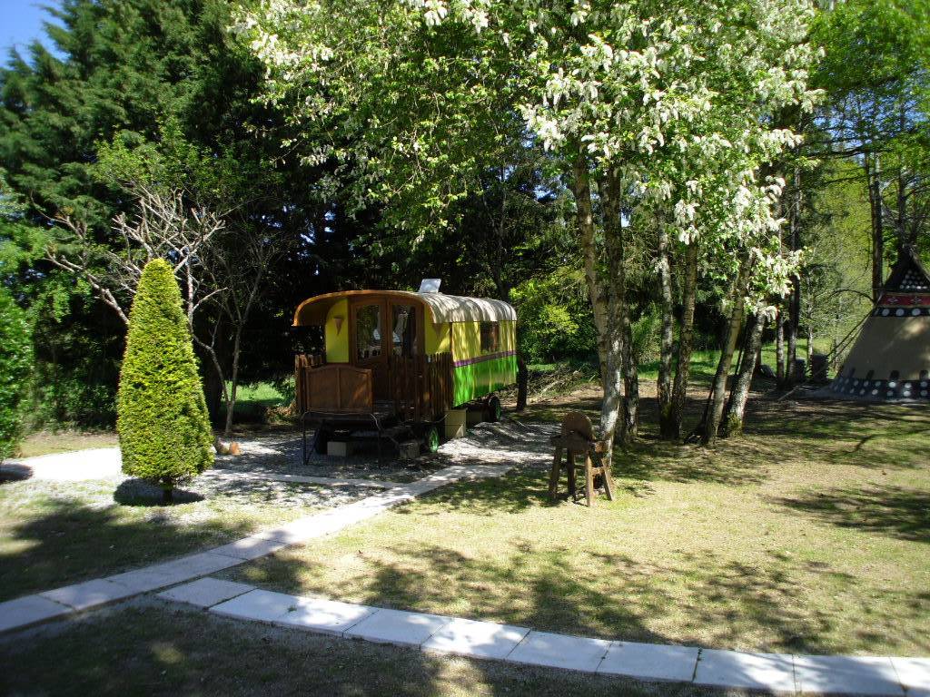 Roulotte Nino : une escapade enchantée en Pays de la Loire à Landeronde — espace de vie