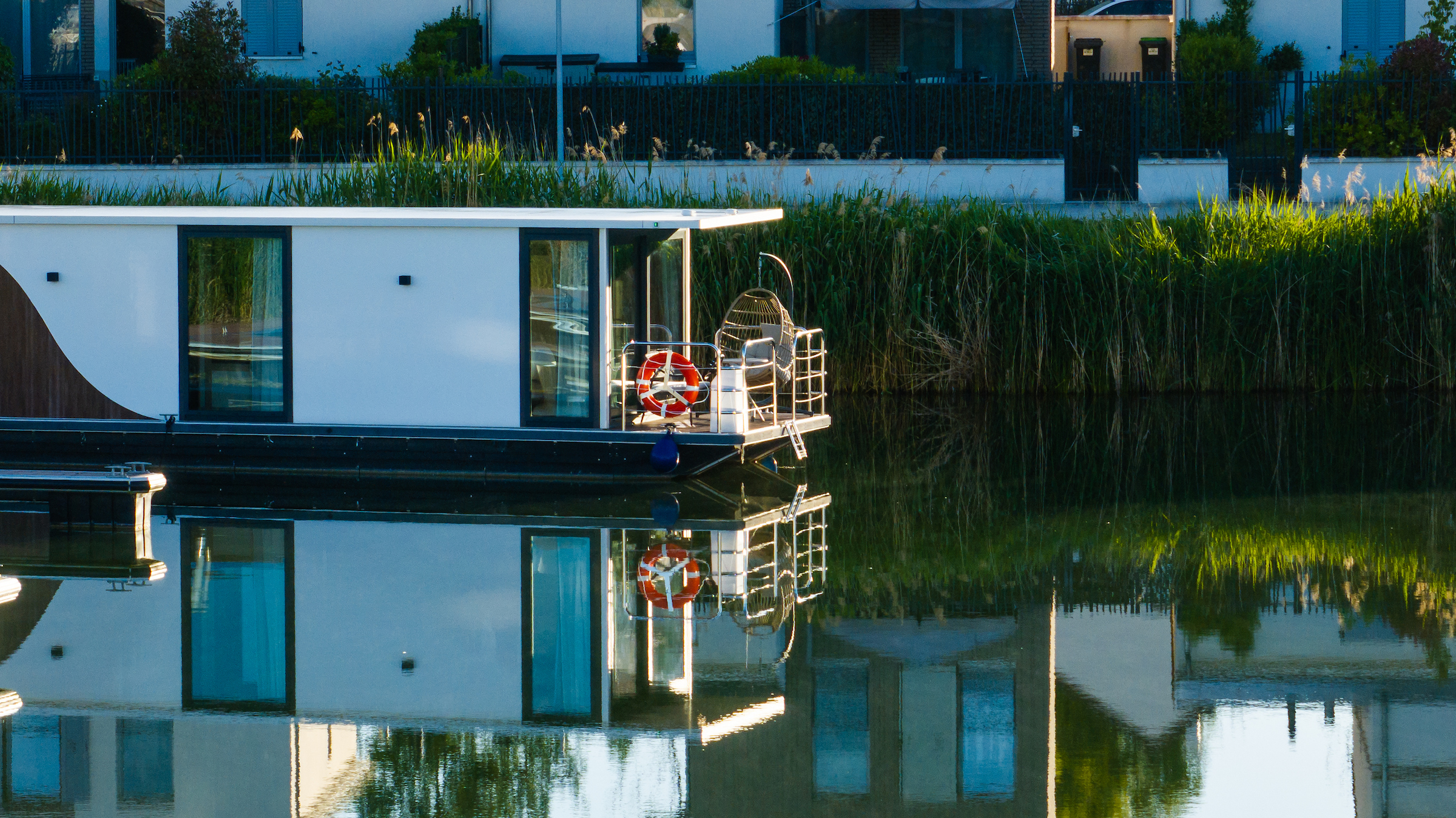 Évasion en suite flottante avec spa privatif à L'Isle-Adam à L'isle Adam — vue intérieure