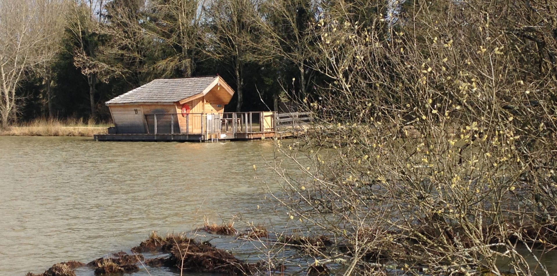 Cabane familiale flottante Mauka : une évasion sur l'eau à Pressac — vue intérieure