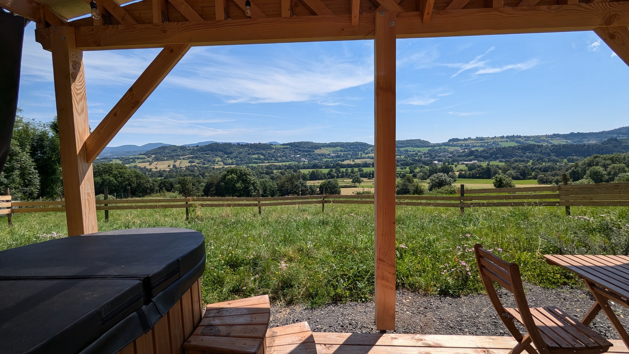 Le Foyer de Bilbo : une escapade insolite en tiny house à Saint Pierre Roche — espace de vie