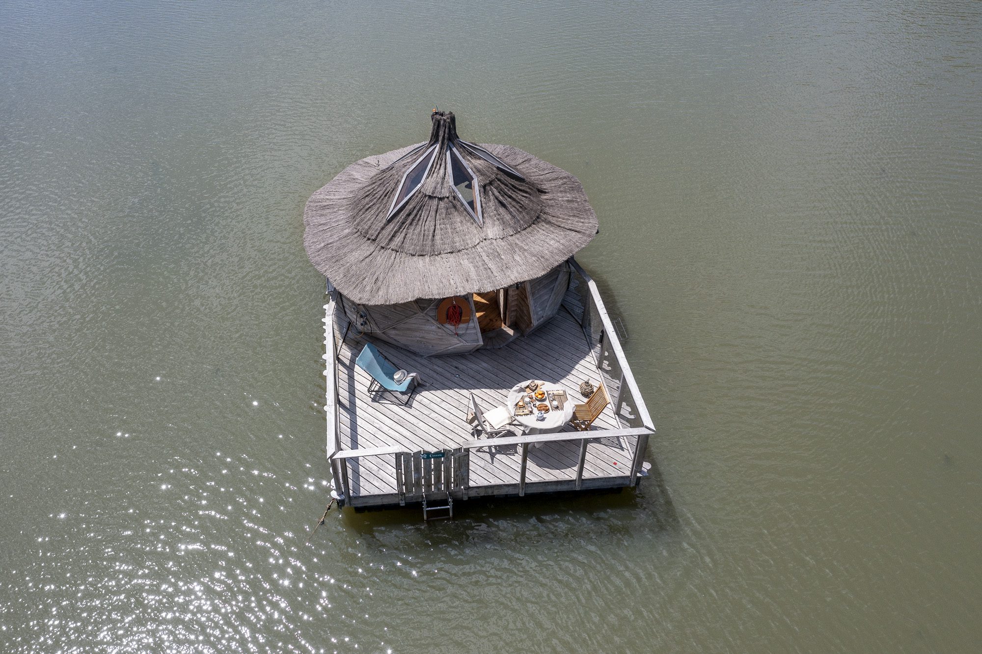 Cabane Prestige flottante Cocoon — Nuit insolite avec spa à Pressac (Vienne)