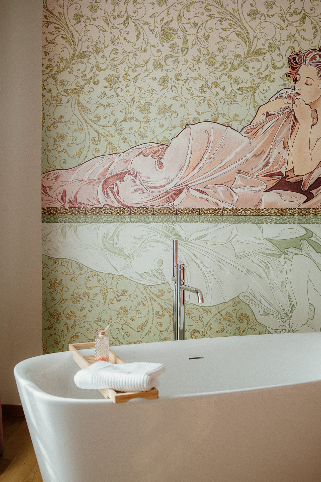 Suite Opale Rose — Maison insolite avec baignoire îlot à Lot à Saint-Cirgues — vue intérieure