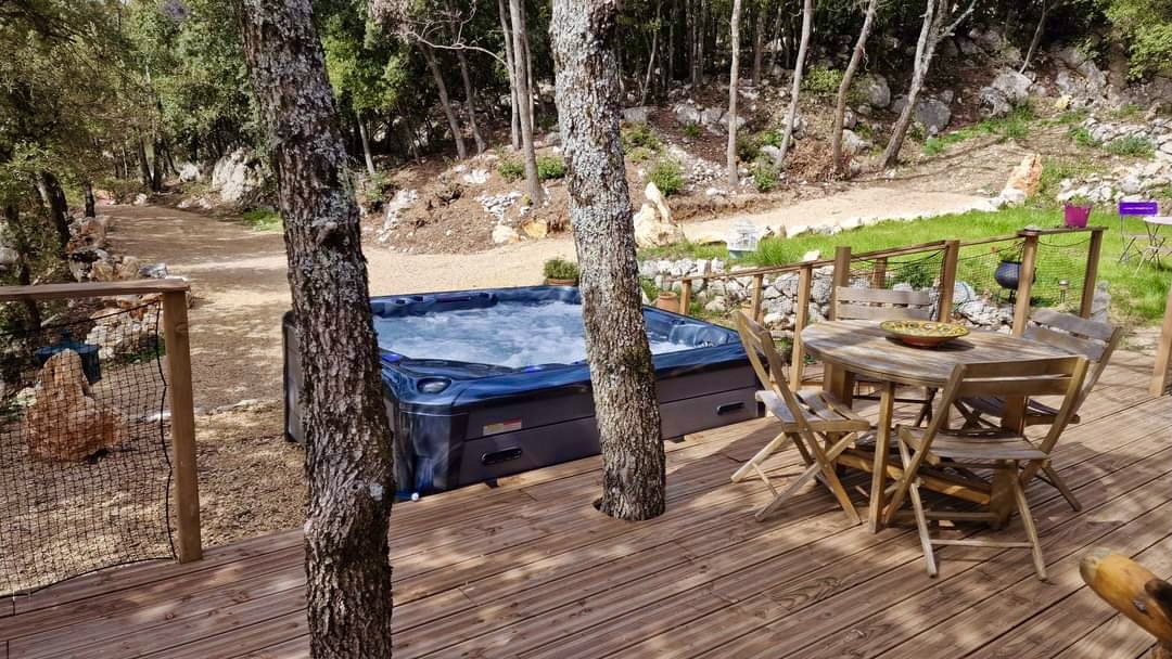Le Refuge des Etoiles & Spa privatif — Cabane avec spa à Mons (Var) à Mons — espace de vie