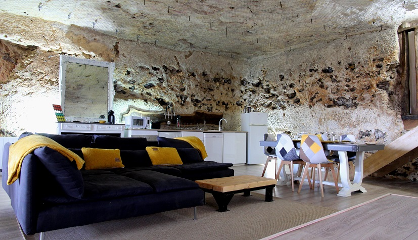 La Suite des Fouleries : une maison troglodyte avec spa et sauna à Chateaudun — salle de bain