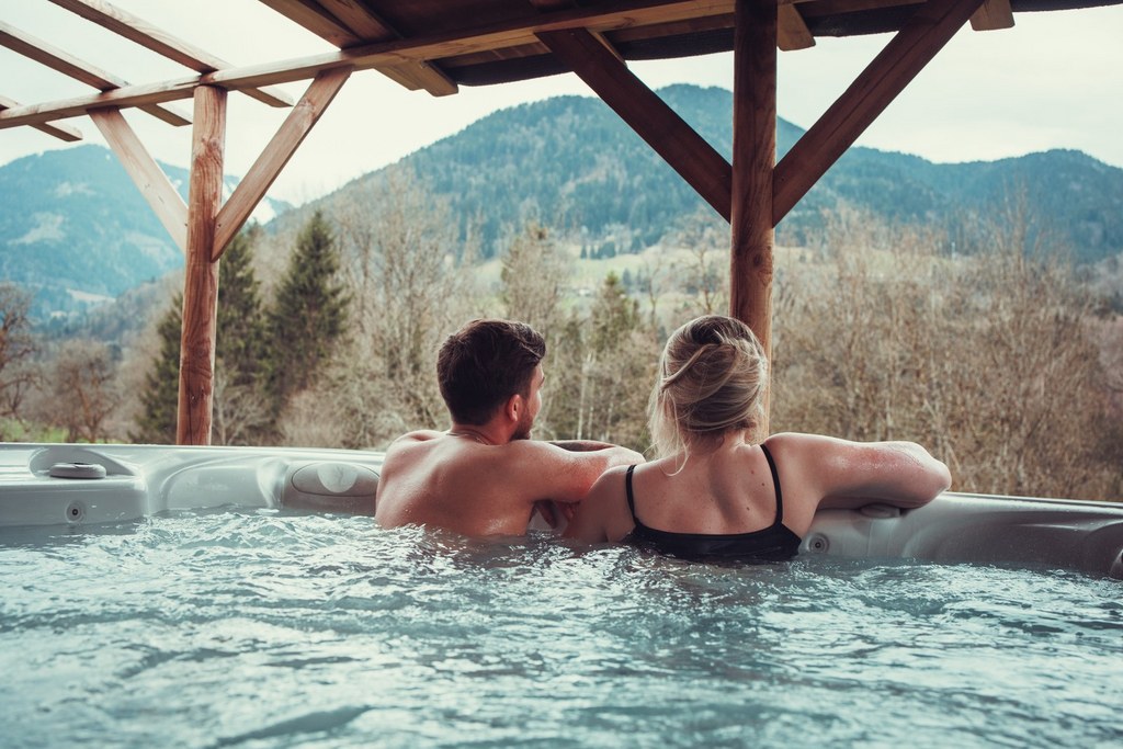 Cabane Le Saloon & Spa — Nuit insolite avec jacuzzi à Haute-Savoie à Le Biot — vue intérieure