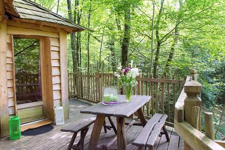 La Folie des Grandeurs : une cabane dans les arbres en Aquitaine à Coulx — salle de bain
