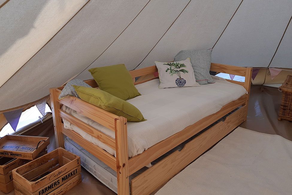 Tipi en Cévennes — Glamping avec spa au Camping du Mas Cauvy à Peyrolles-en-Cévennes — vue depuis la terrasse