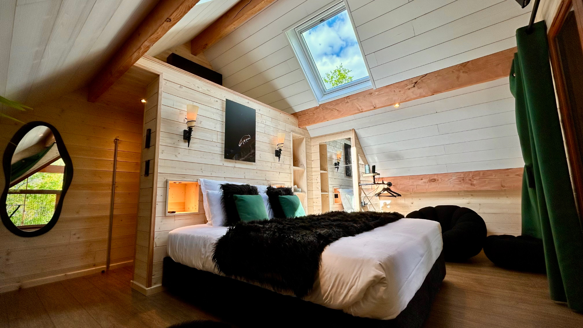 Cabane perchée avec spa et sauna en pleine nature à Puygaillard De Quercy — chambre