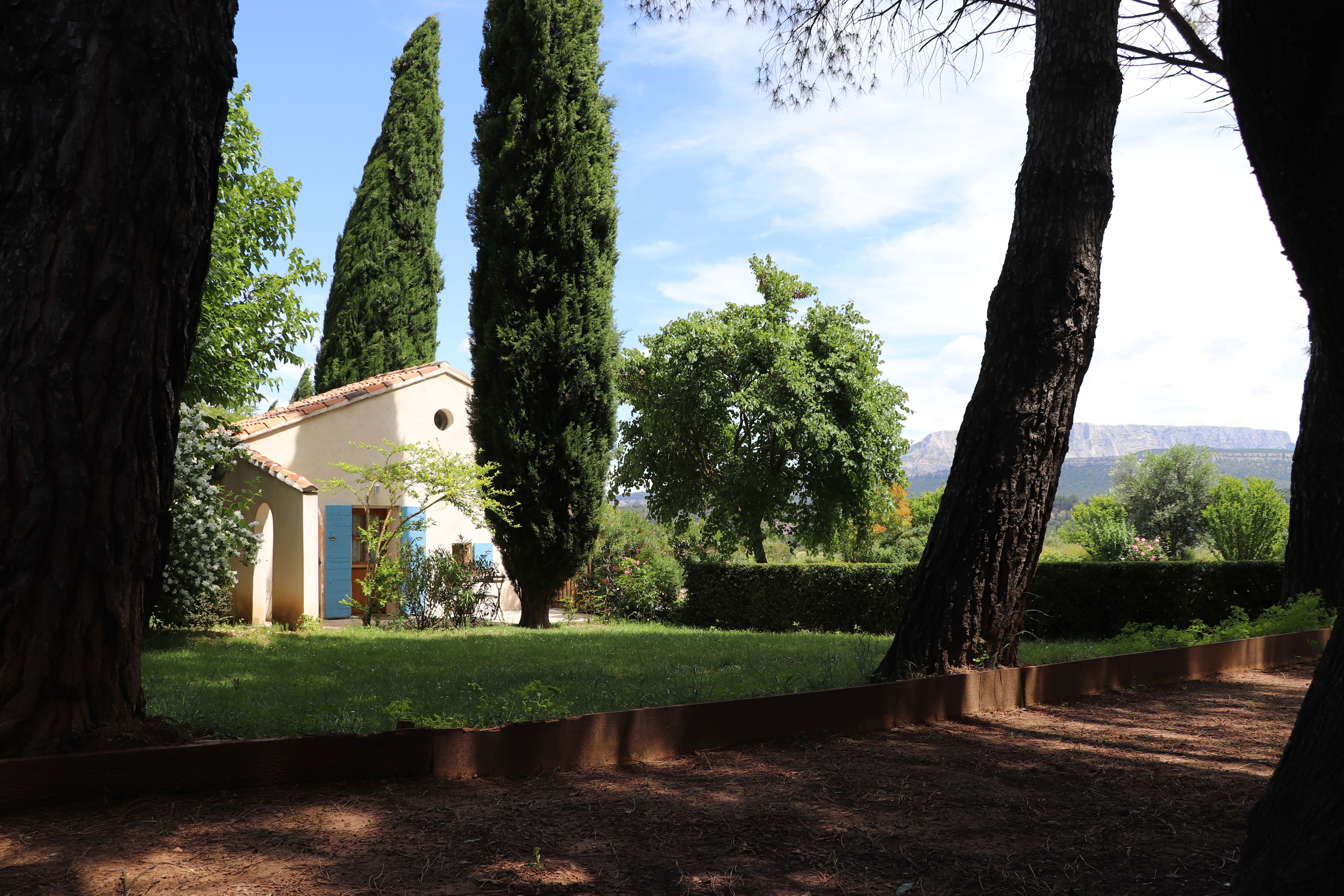 Un cabanon provençal au cœur de la nature, avec vue imprenable sur la Sainte Victoire à Fuveau — espace de vie