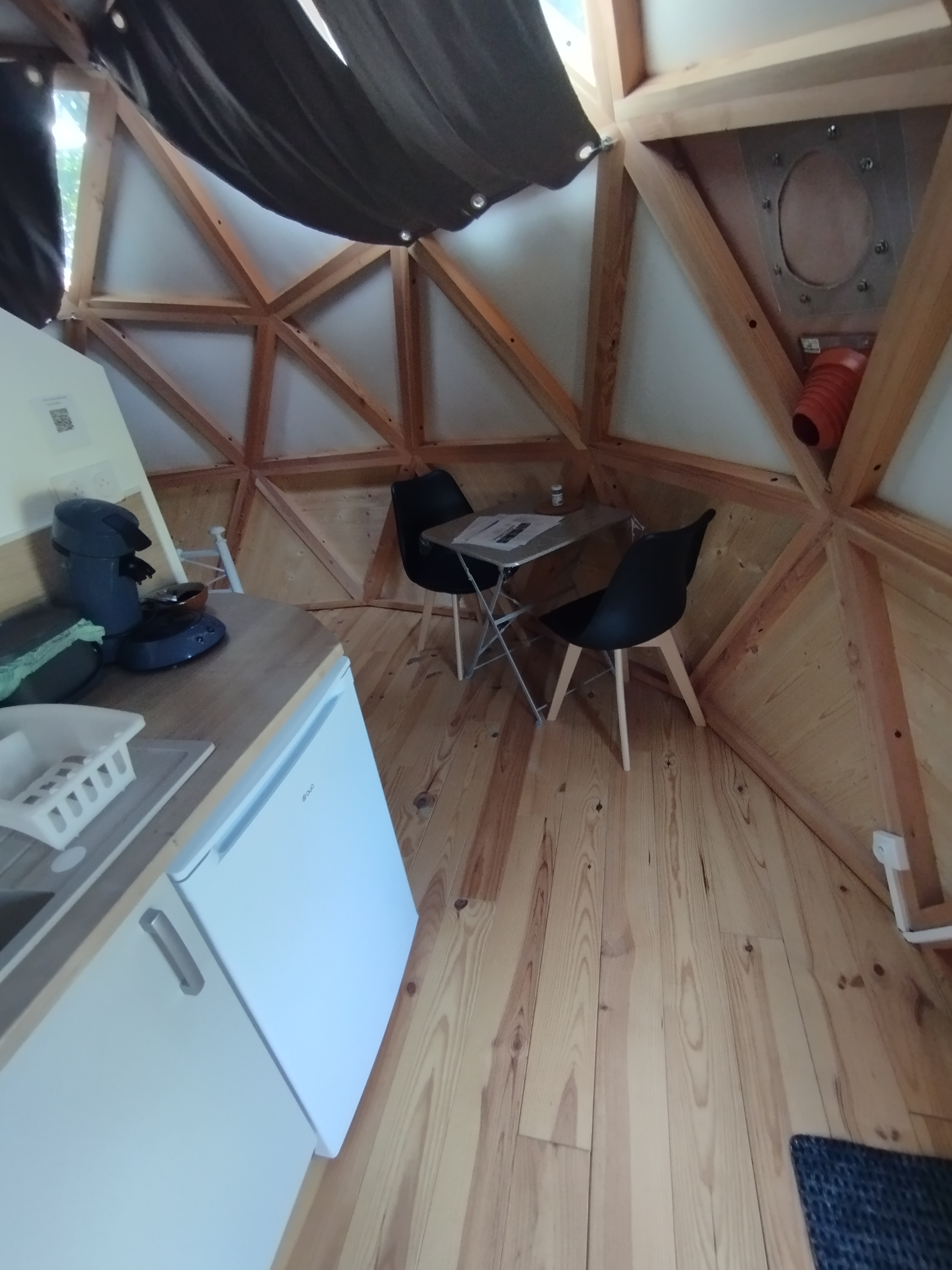 Le Dôme géodésique cocooning & Spa — Dôme avec spa à Yonne à L'Orée des 4 chemins — cuisine
