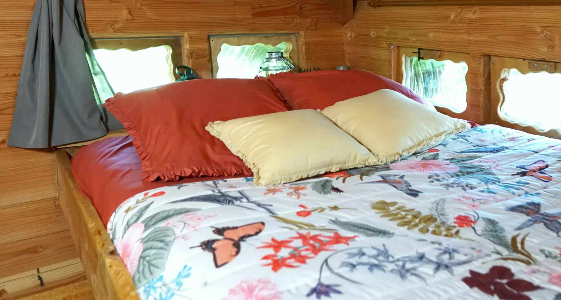 Cabane dans les arbres Migrateur : une évasion en Auvergne à St Simon — espace de vie