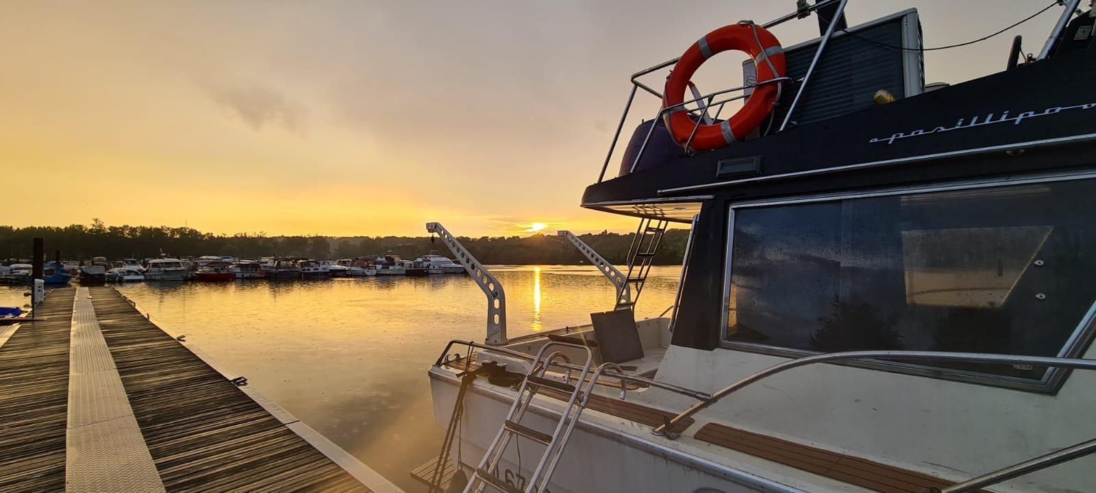 Yacht L'Odysea — Péniche avec spa à Port Ilon (Yvelines) à Saint-Martin-la-Garenne — chambre