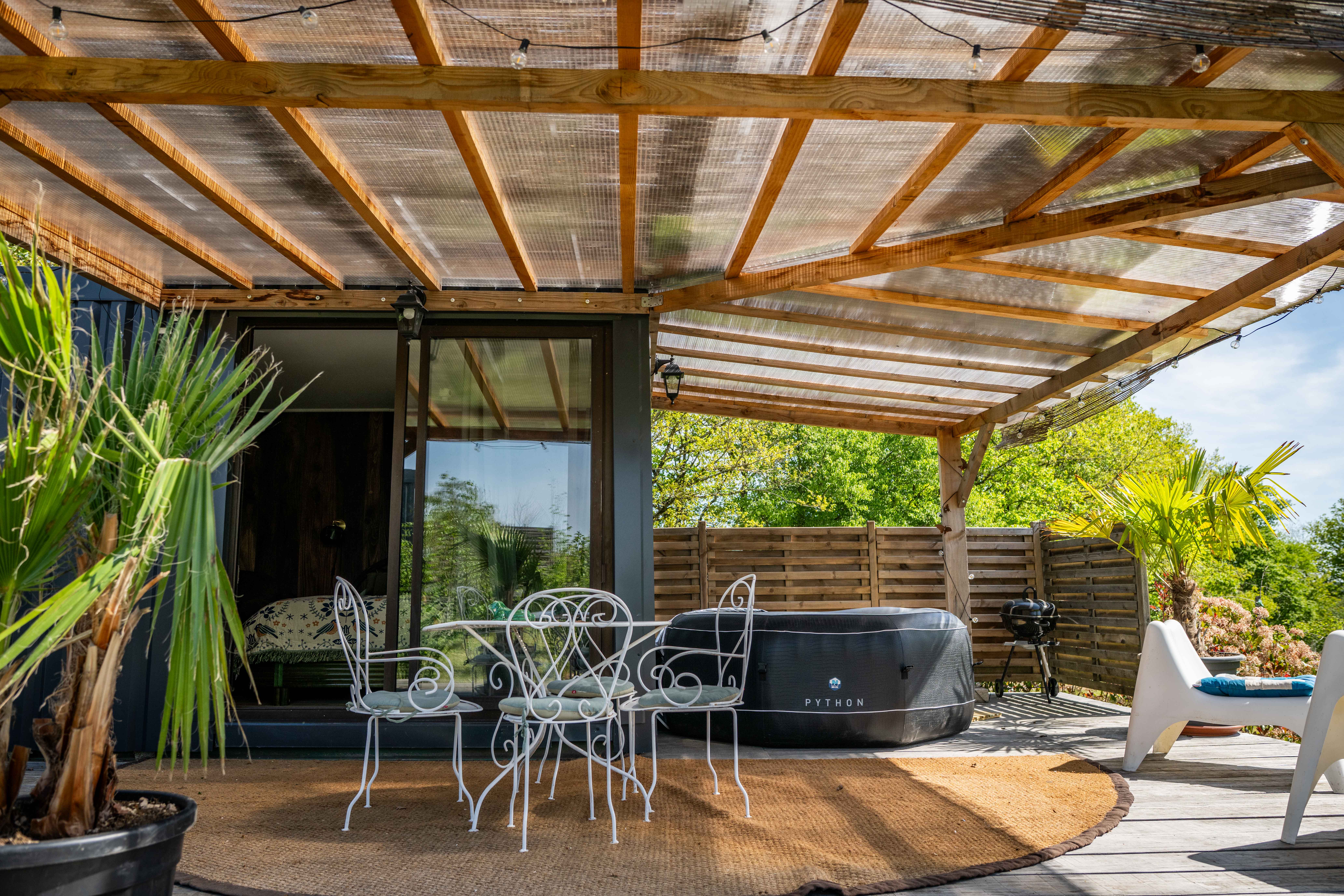 Container Gaïa & Spa : une immersion insolite en Bourgogne à Saint Germain Des Champs — vue depuis la terrasse